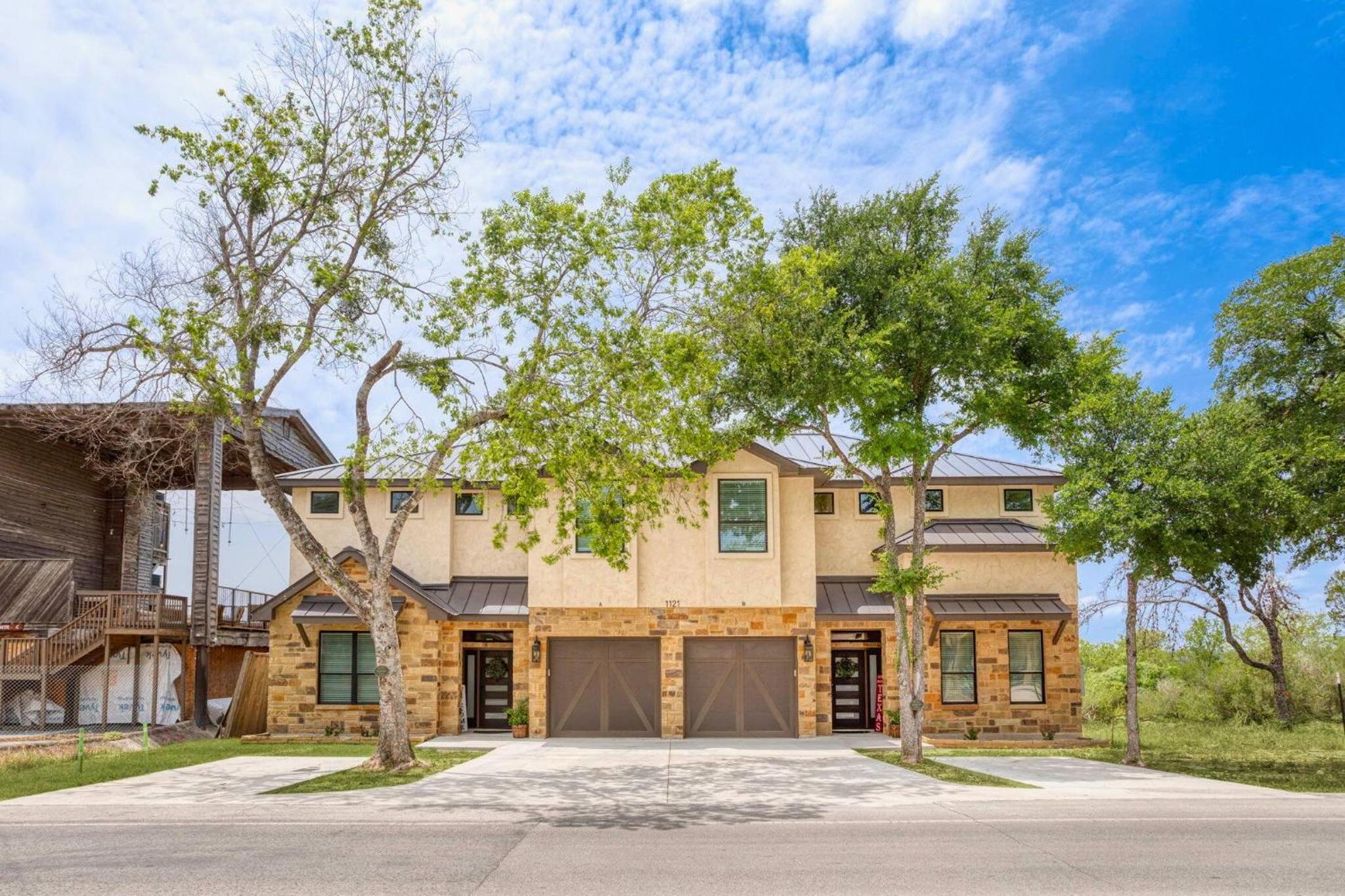 Riverside Luxury A/B, Sleeps 12!