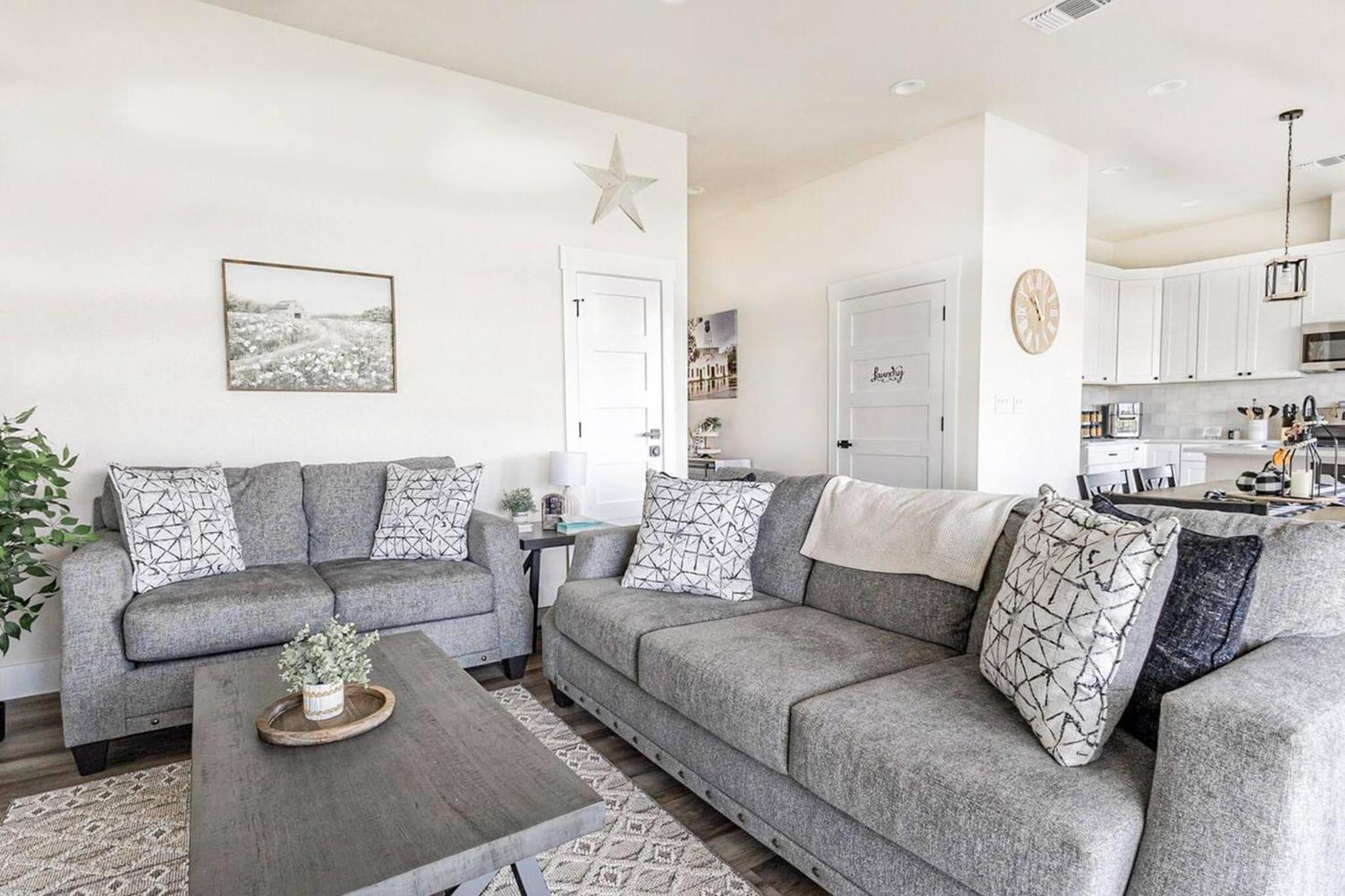 Riverside Luxury A/B, Sleeps 12!