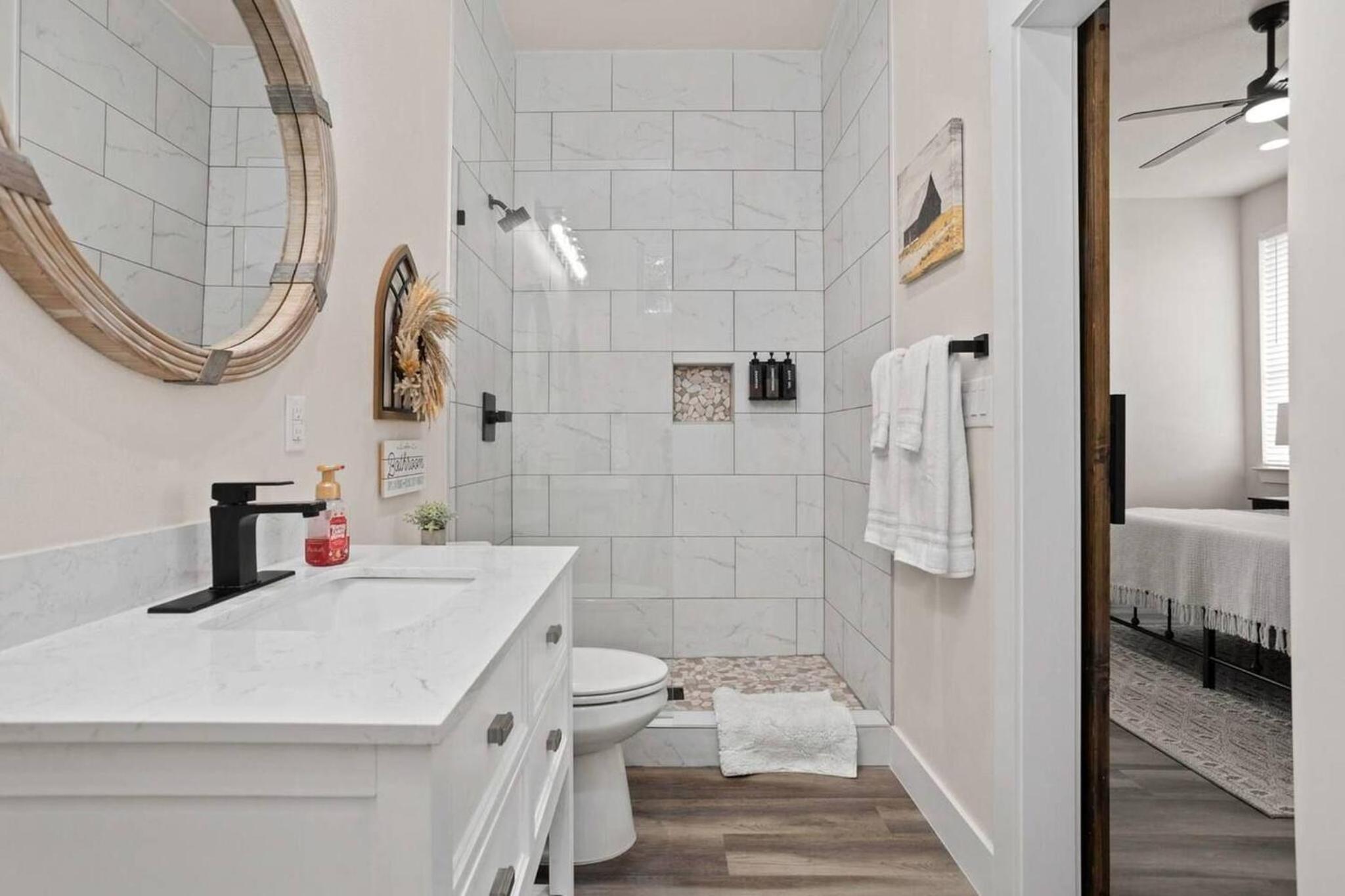 Riverside Luxury A/B, Sleeps 12!