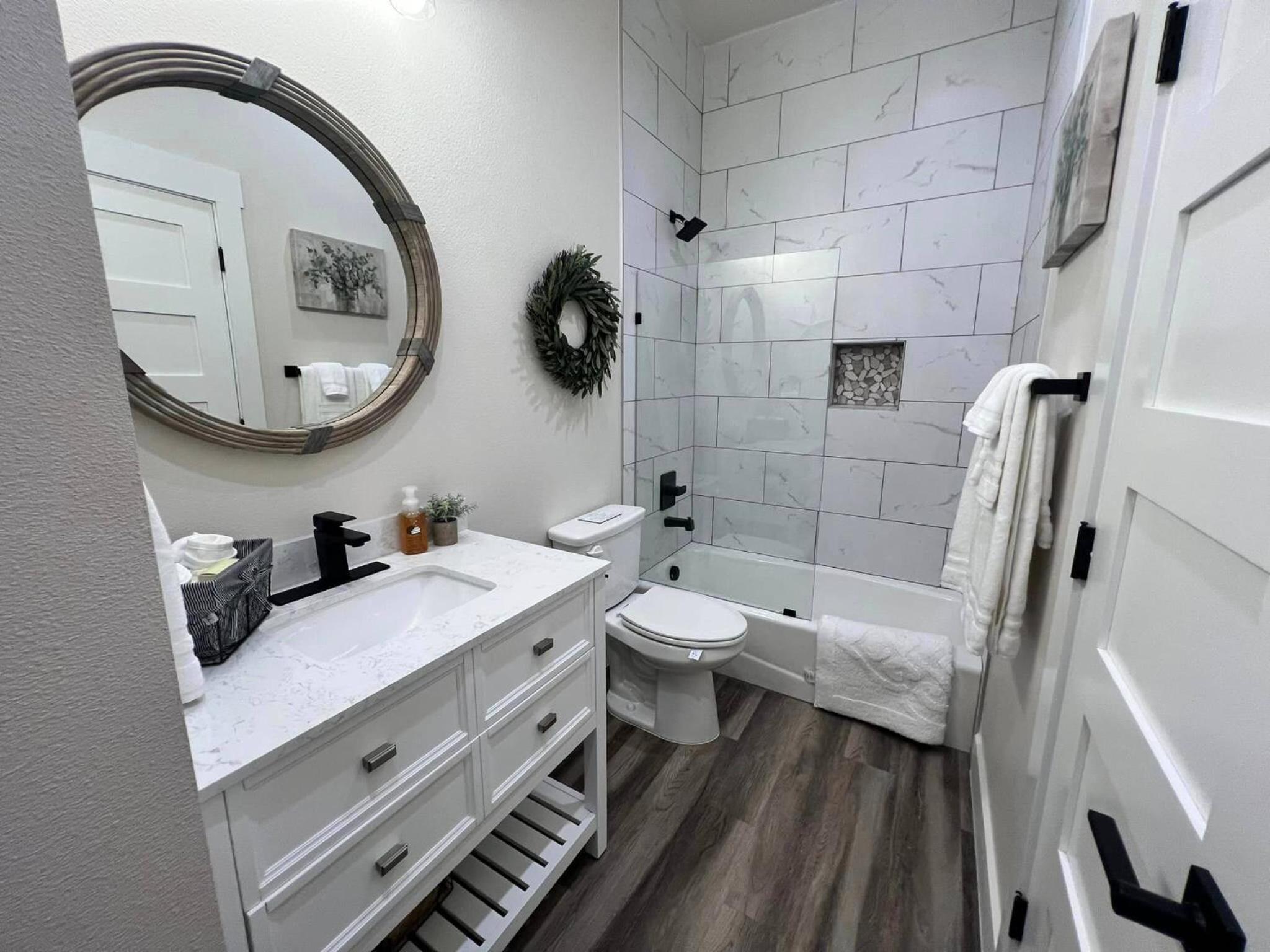 Riverside Luxury A/B, Sleeps 12!