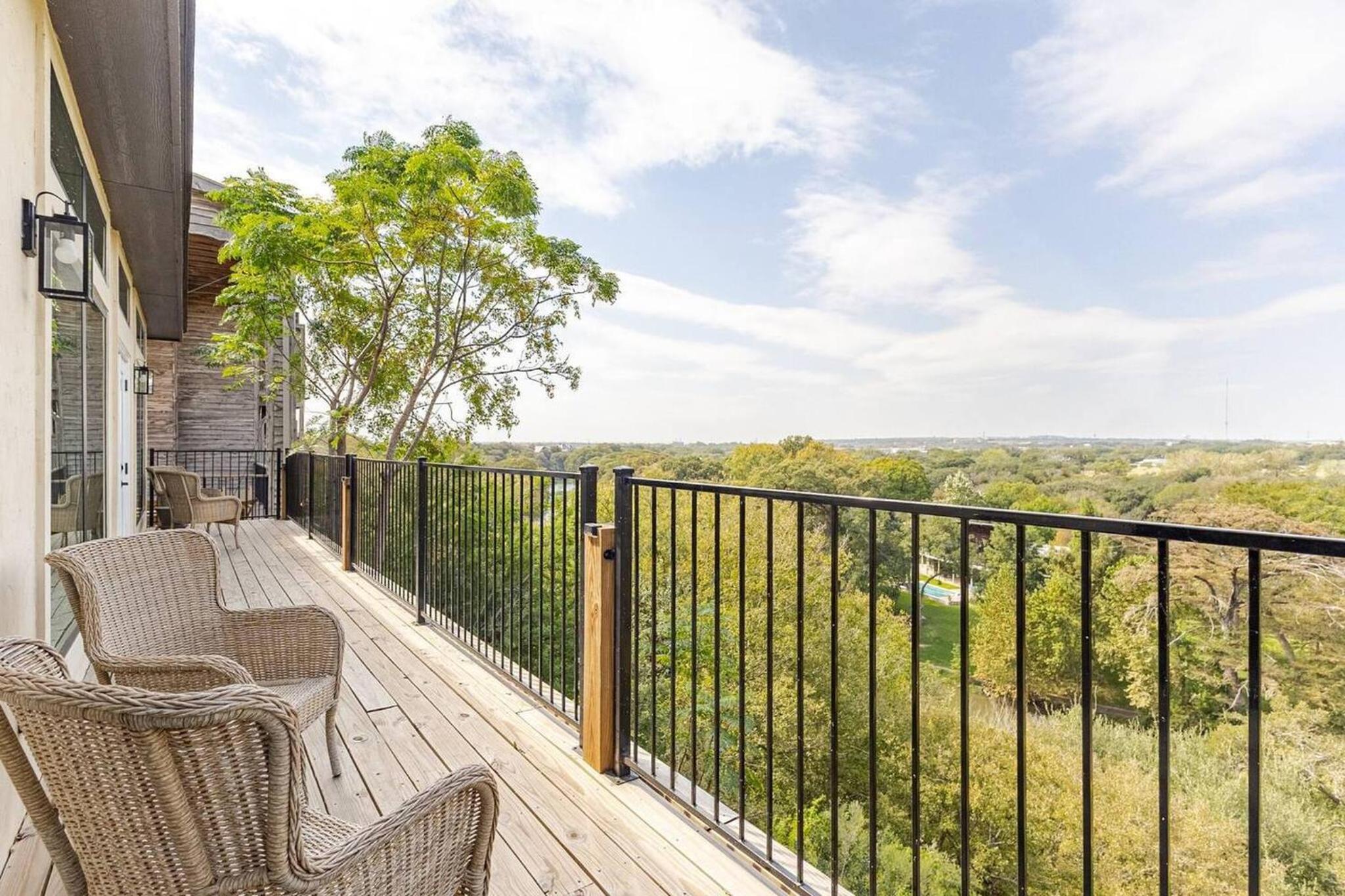 Riverside Luxury A/B, Sleeps 12!