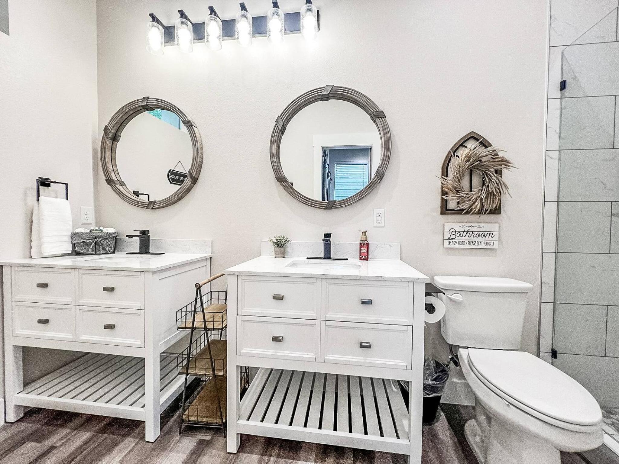 Riverside Luxury A/B, Sleeps 12!