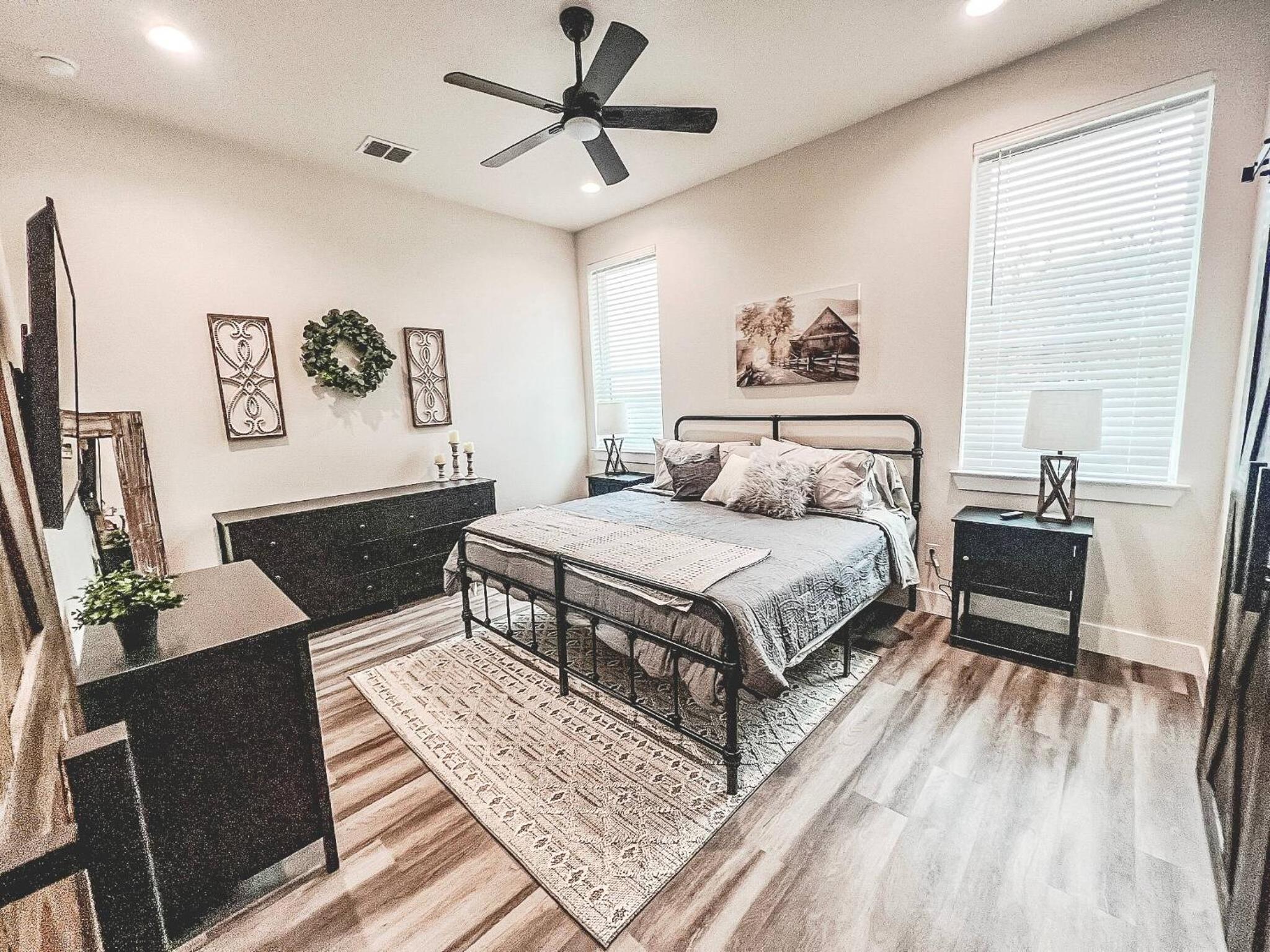 Riverside Luxury A/B, Sleeps 12!