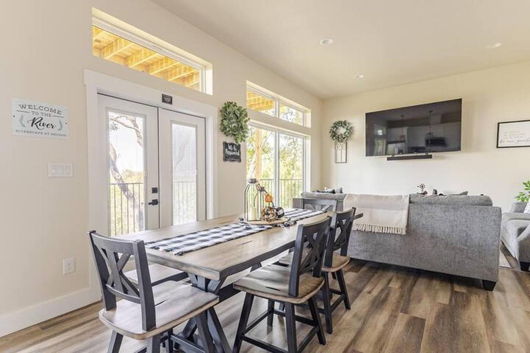 Riverside Luxury A/B, Sleeps 12!