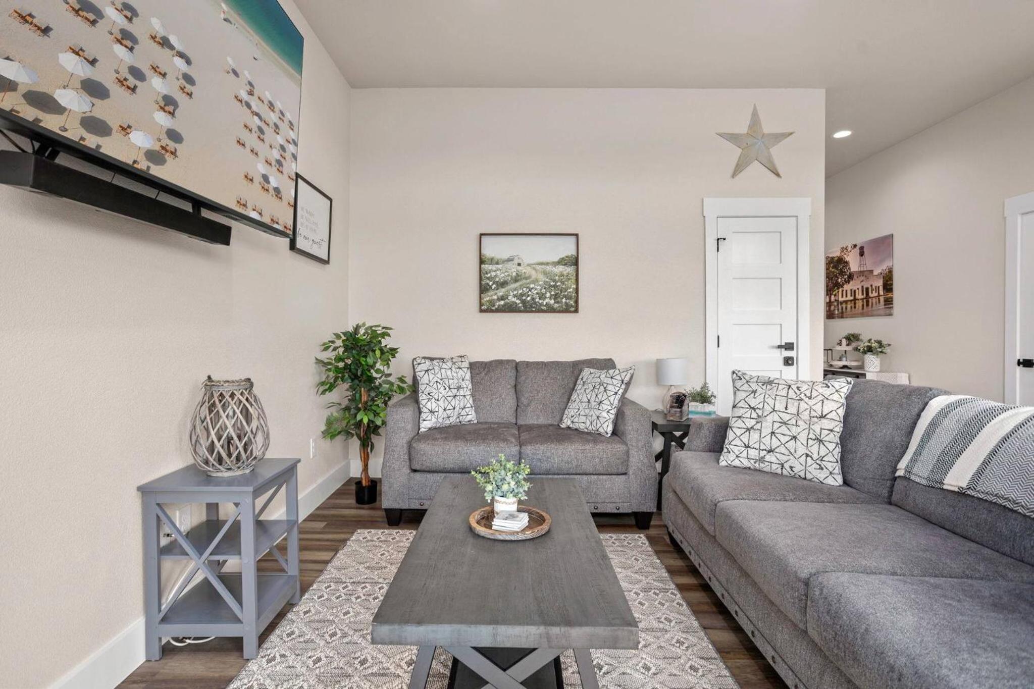 Riverside Luxury A/B, Sleeps 12!