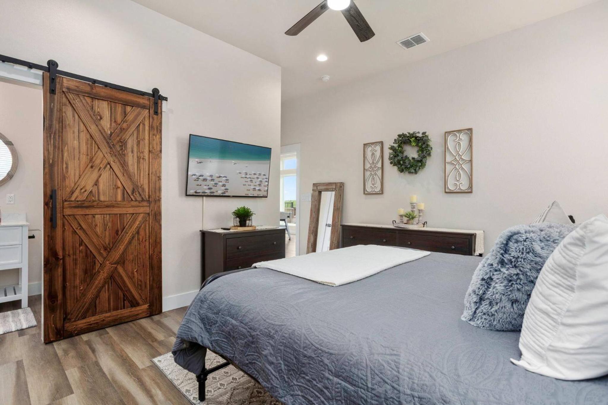 Riverside Luxury A/B, Sleeps 12!