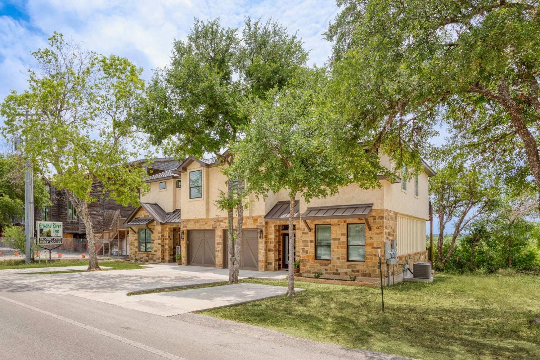 Riverside Luxury A/B, Sleeps 12!