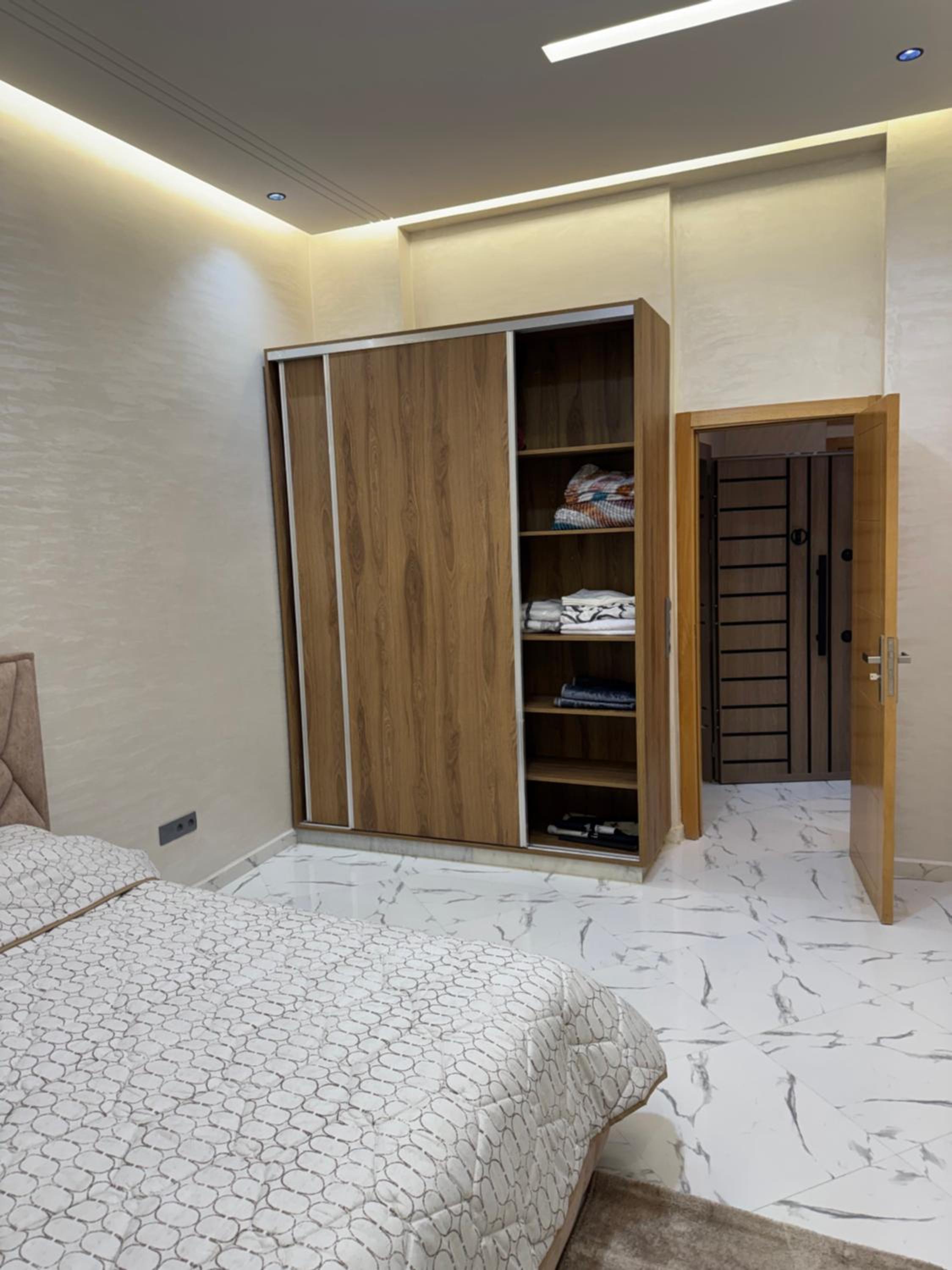 Calm Elegant Apartment City Center with Garage