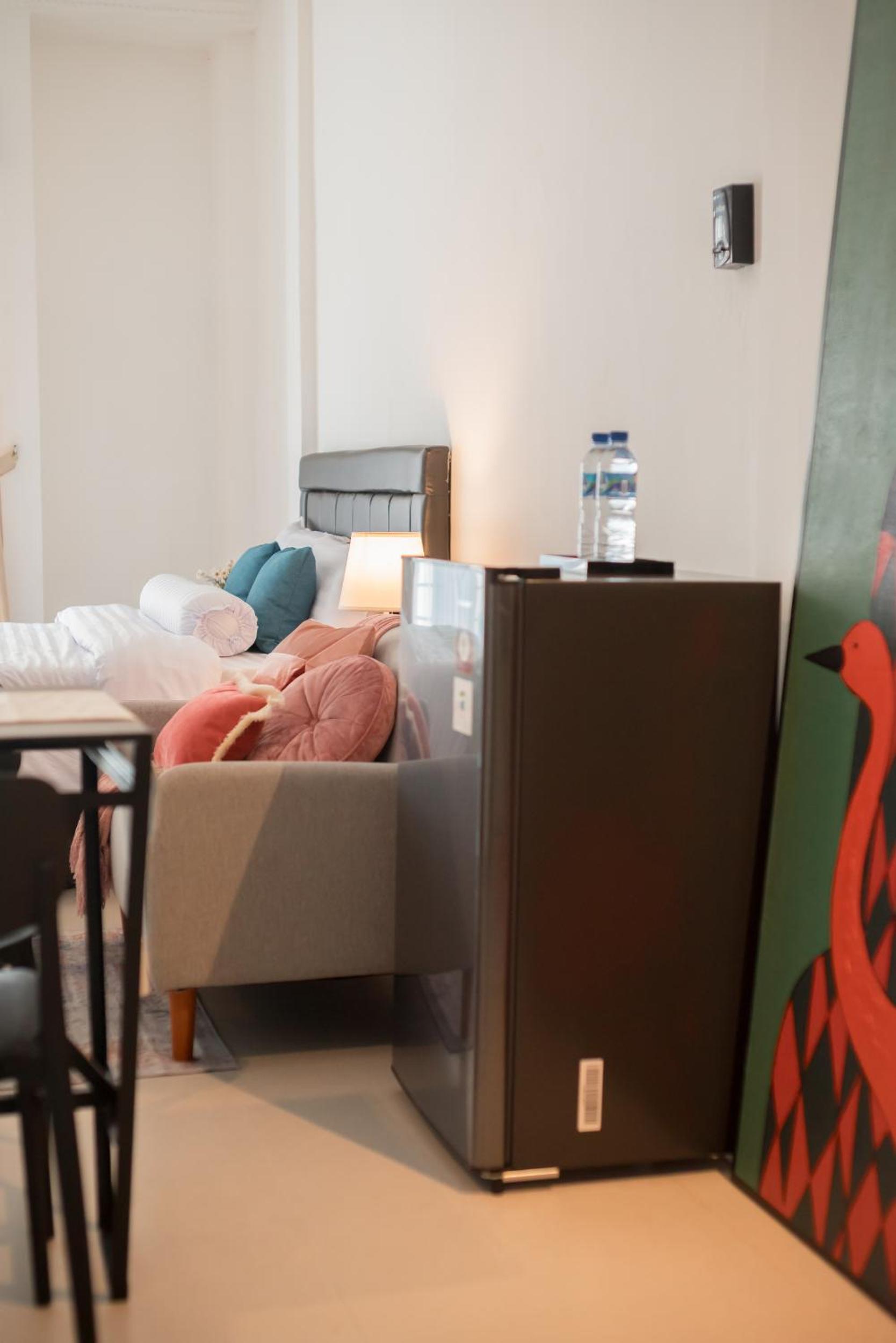 Minimalist Modern Studio at Central District 3B !