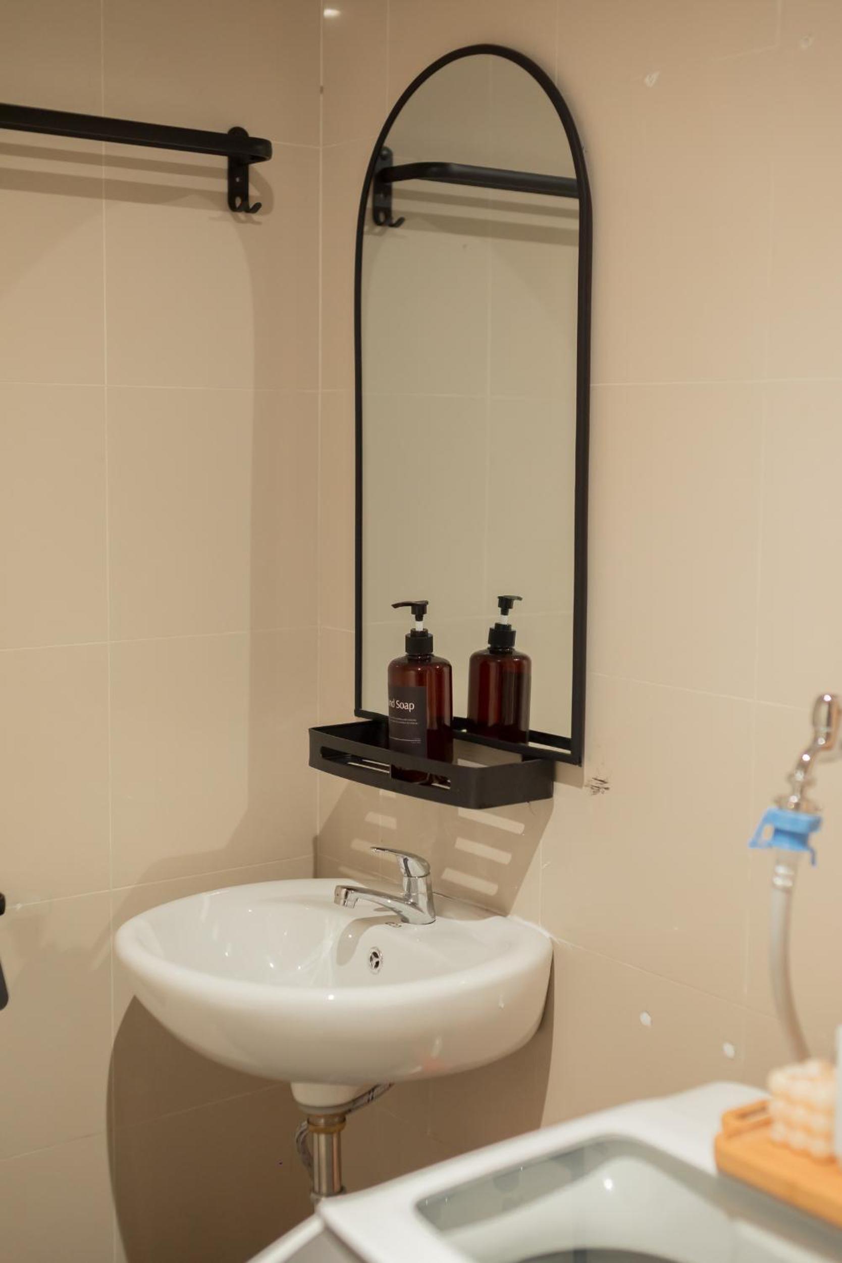 Minimalist Modern Studio at Central District 3B !