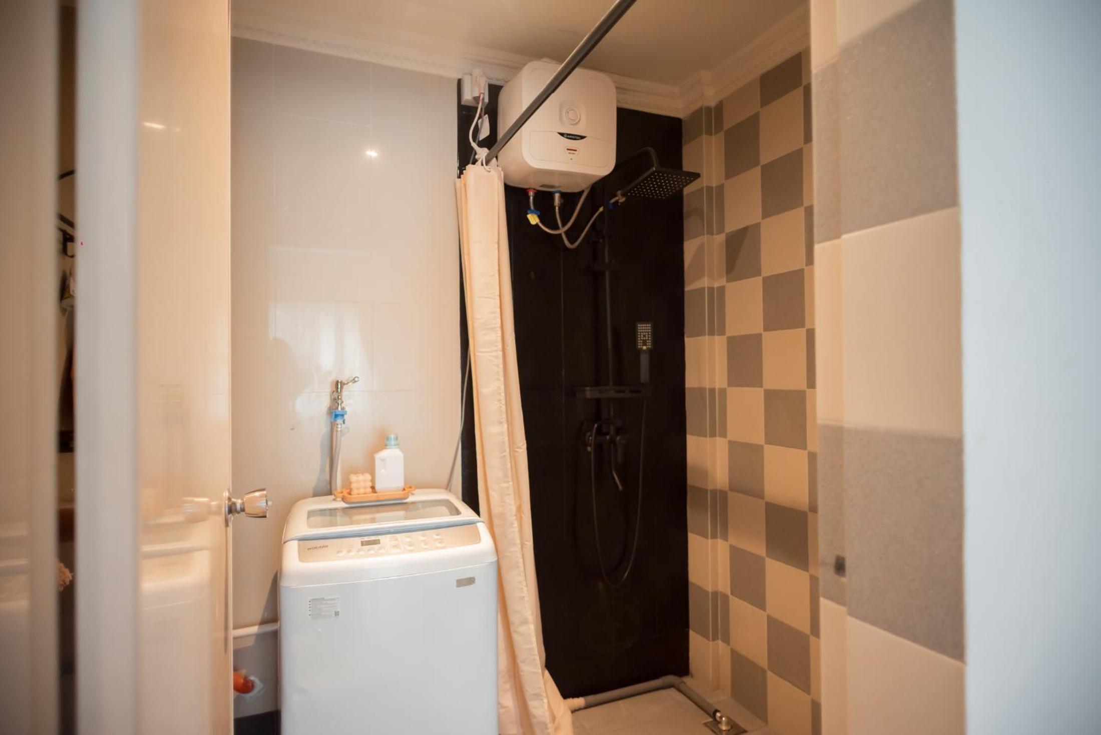 Minimalist Modern Studio at Central District 3B !