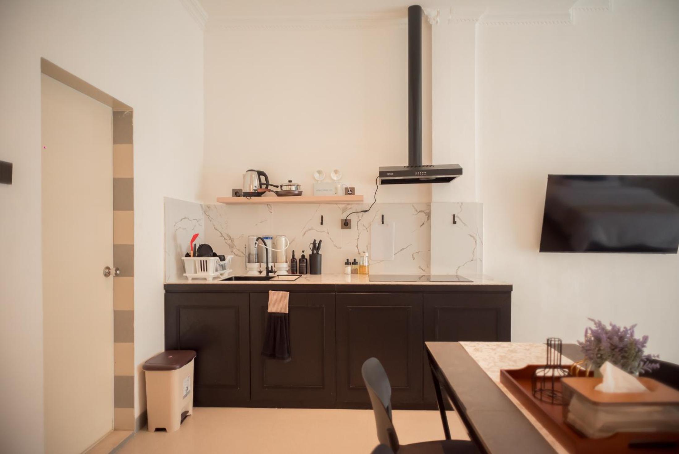 Minimalist Modern Studio at Central District 3B !