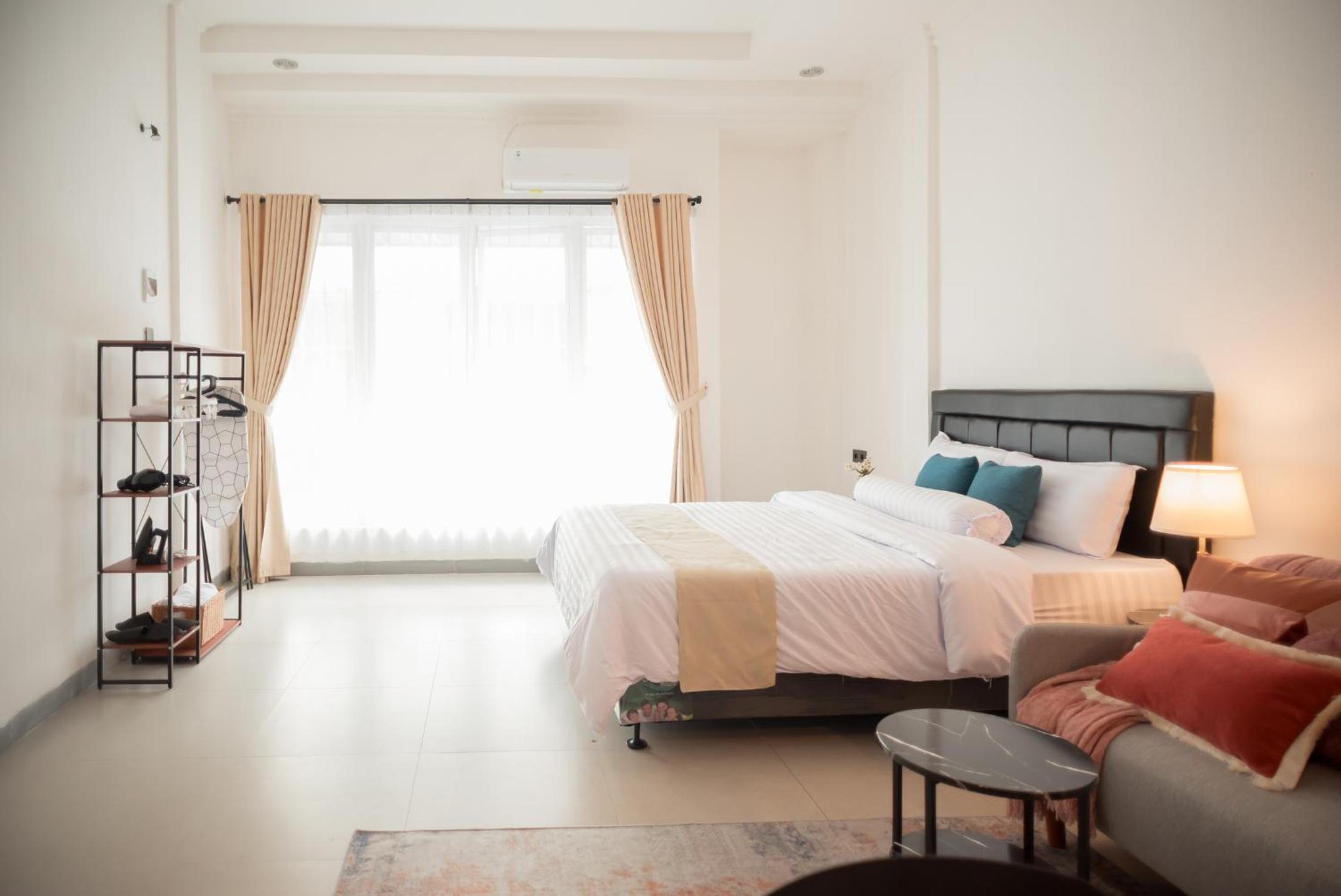 Minimalist Modern Studio at Central District 3B !