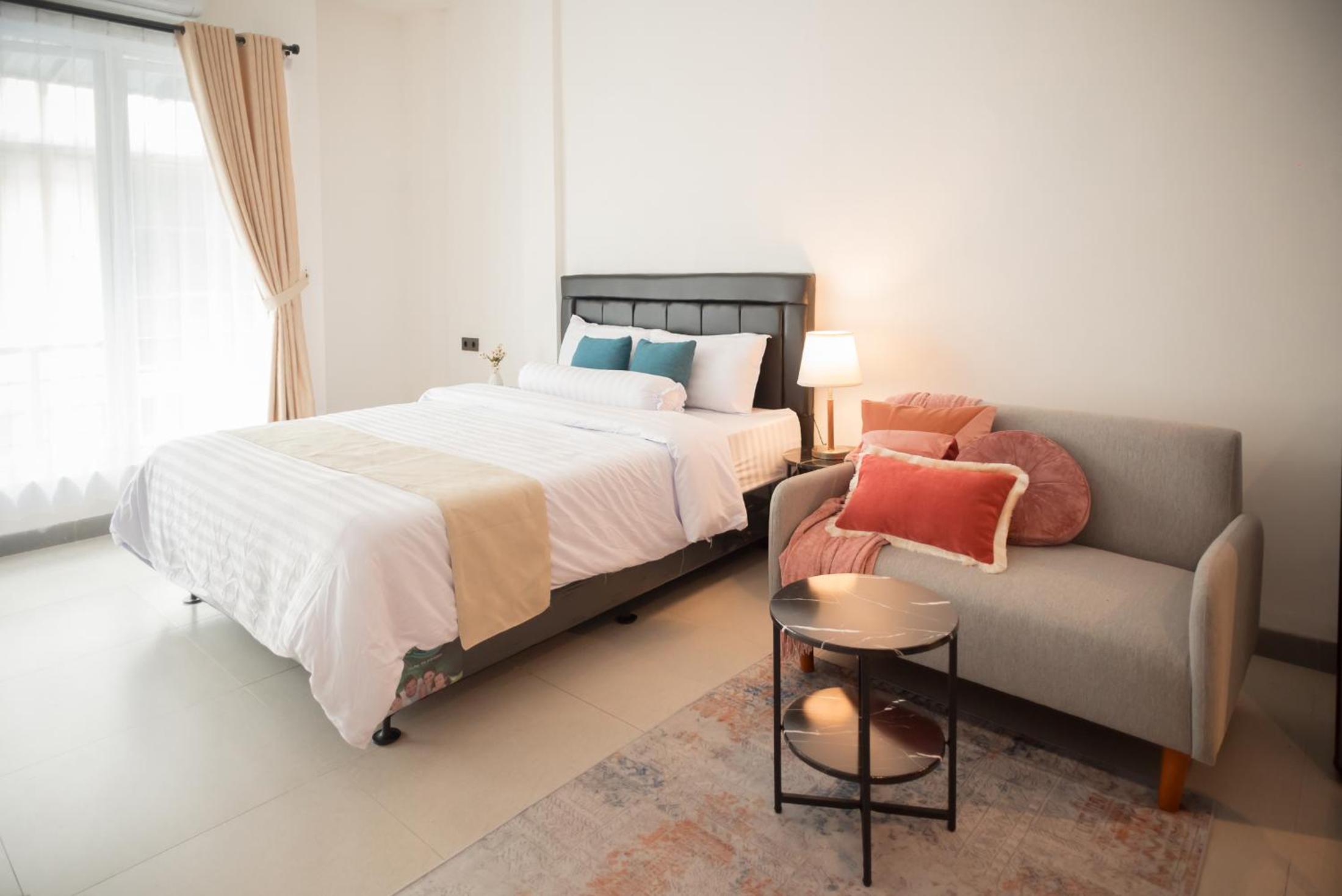 Minimalist Modern Studio at Central District 3B !