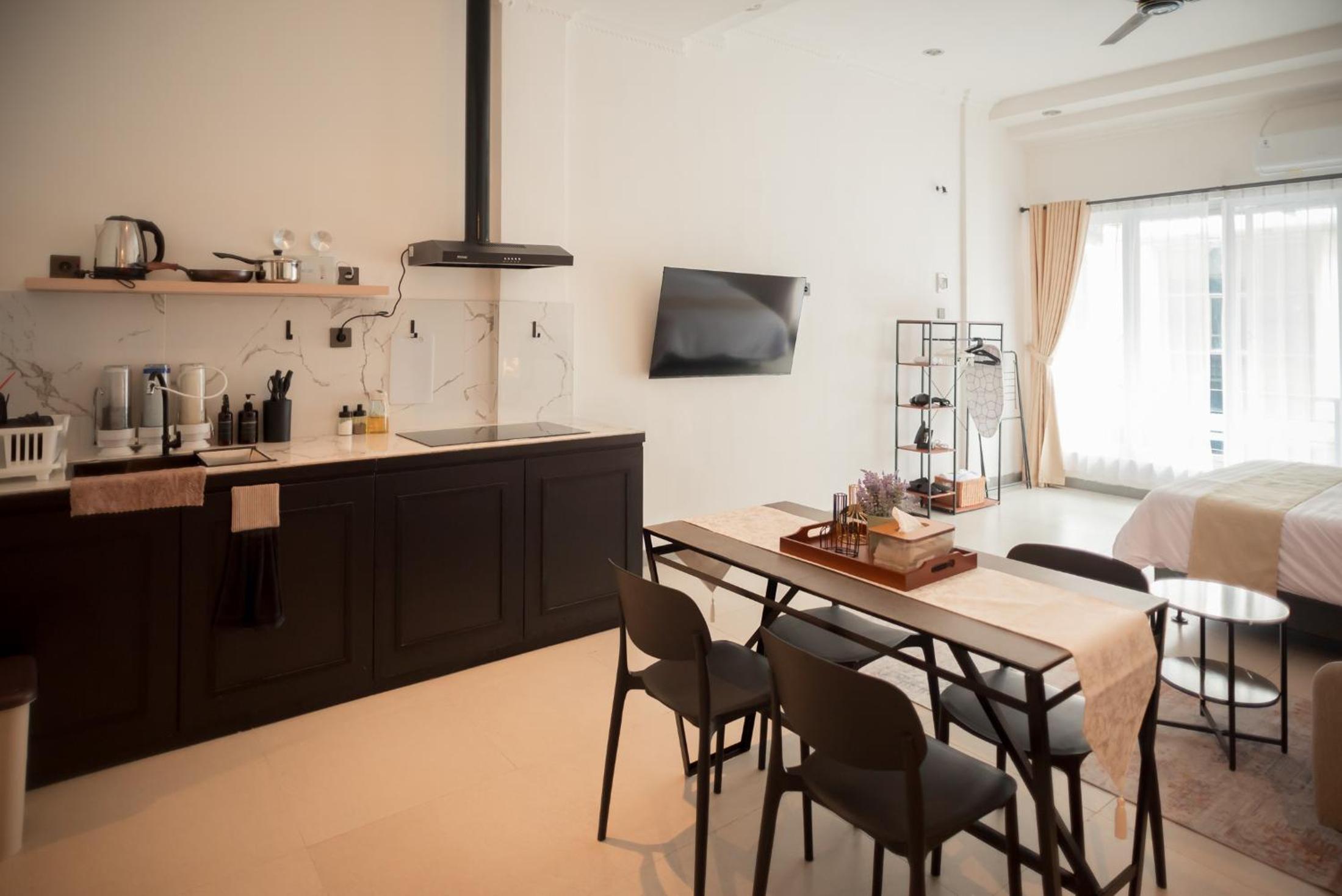 Minimalist Modern Studio at Central District 3B !