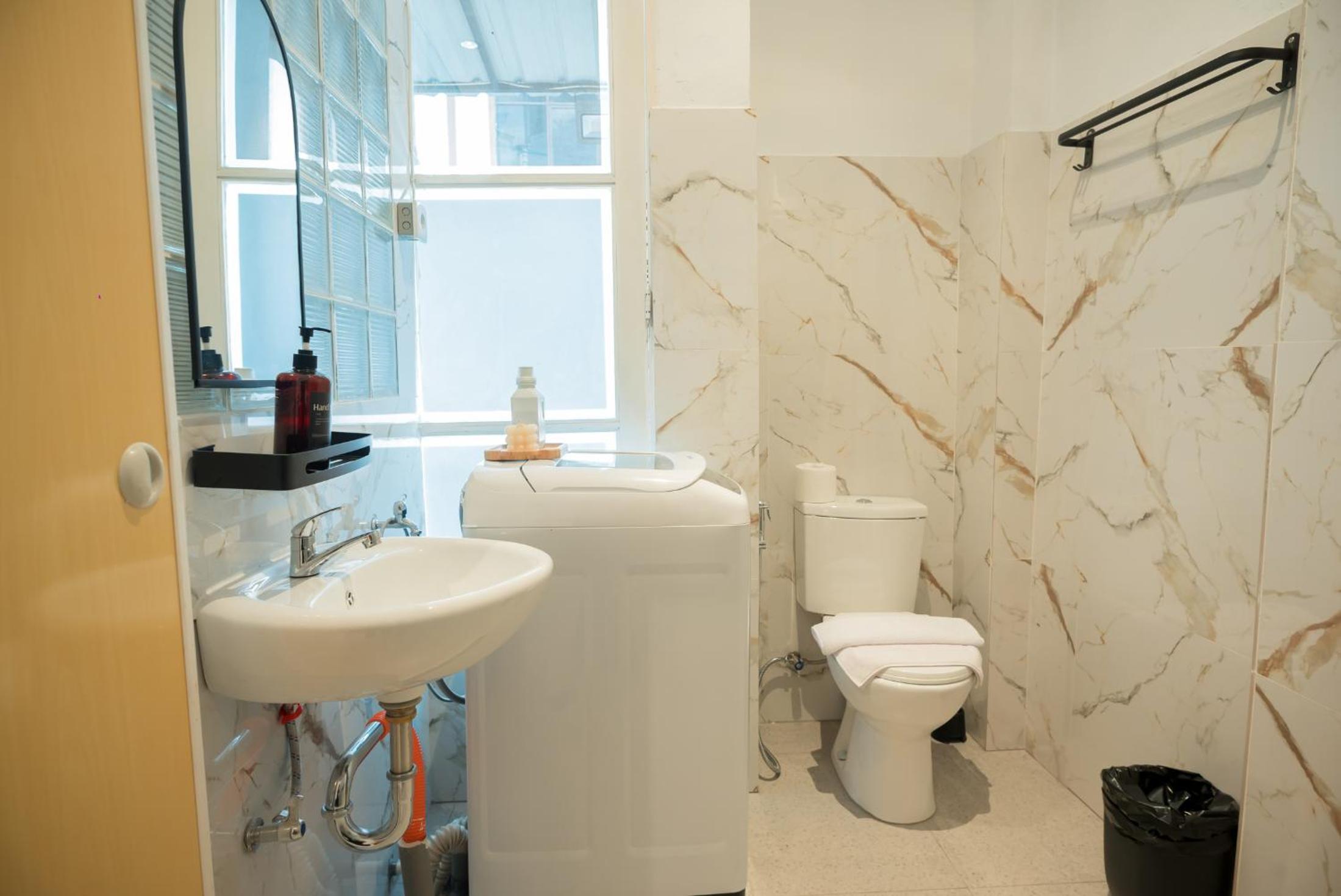 Contemporary Design Central District Studio 2B !