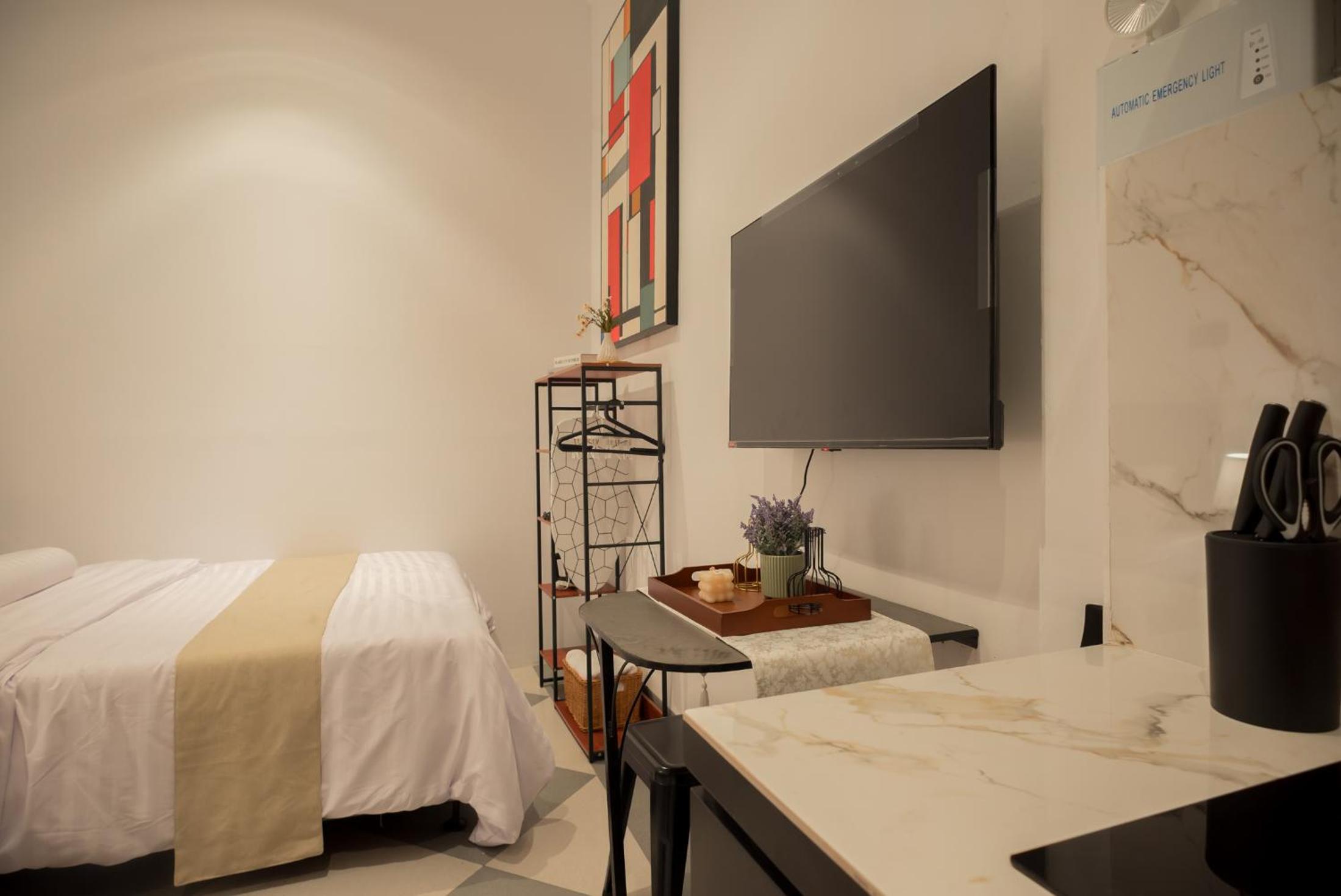 Central District Loft Style Studio 1B !