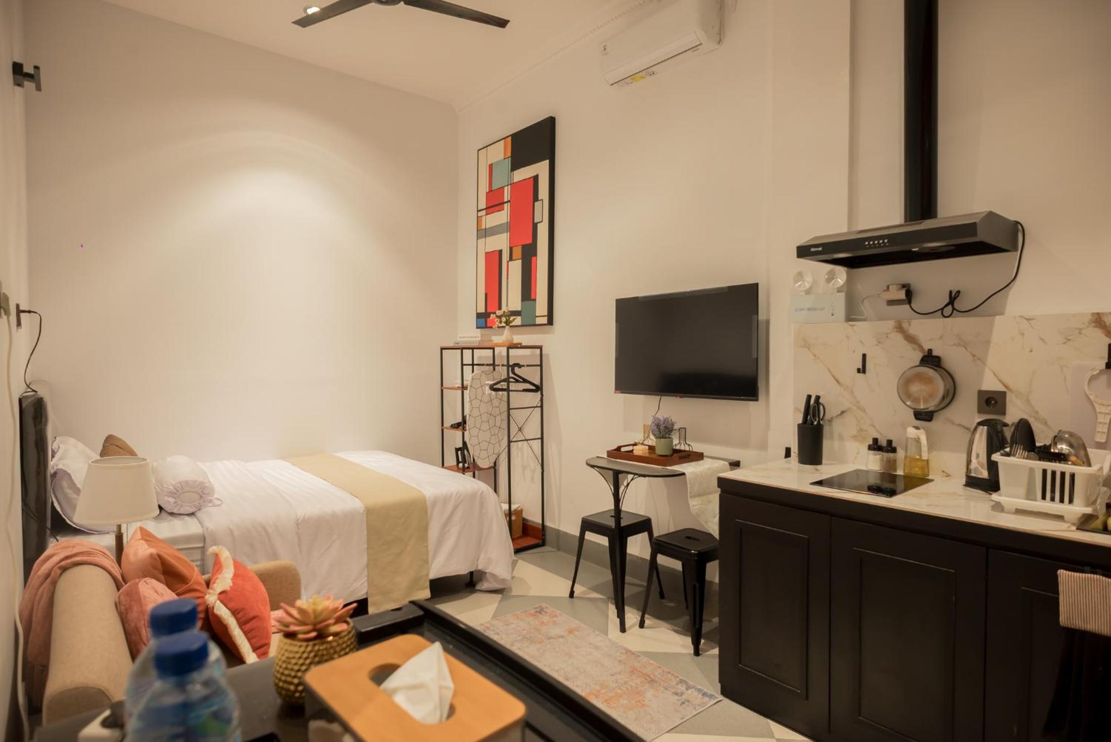 Central District Loft Style Studio 1B !