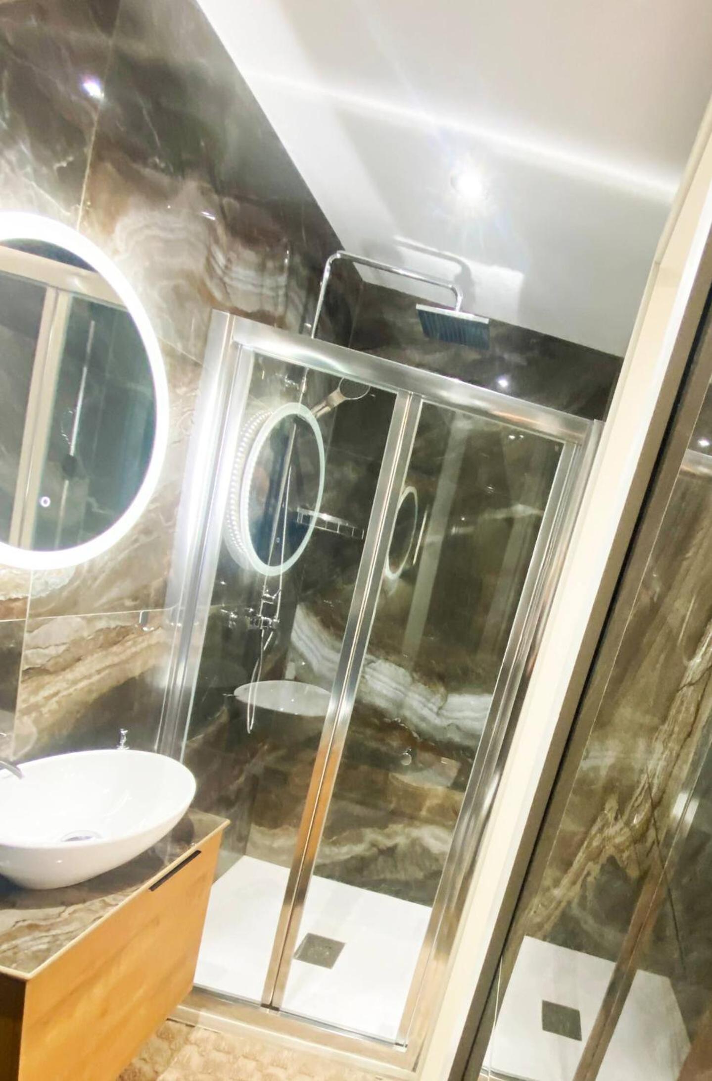 Cliff's Edge Luxury Apartment With Large Pool & Stunning Views