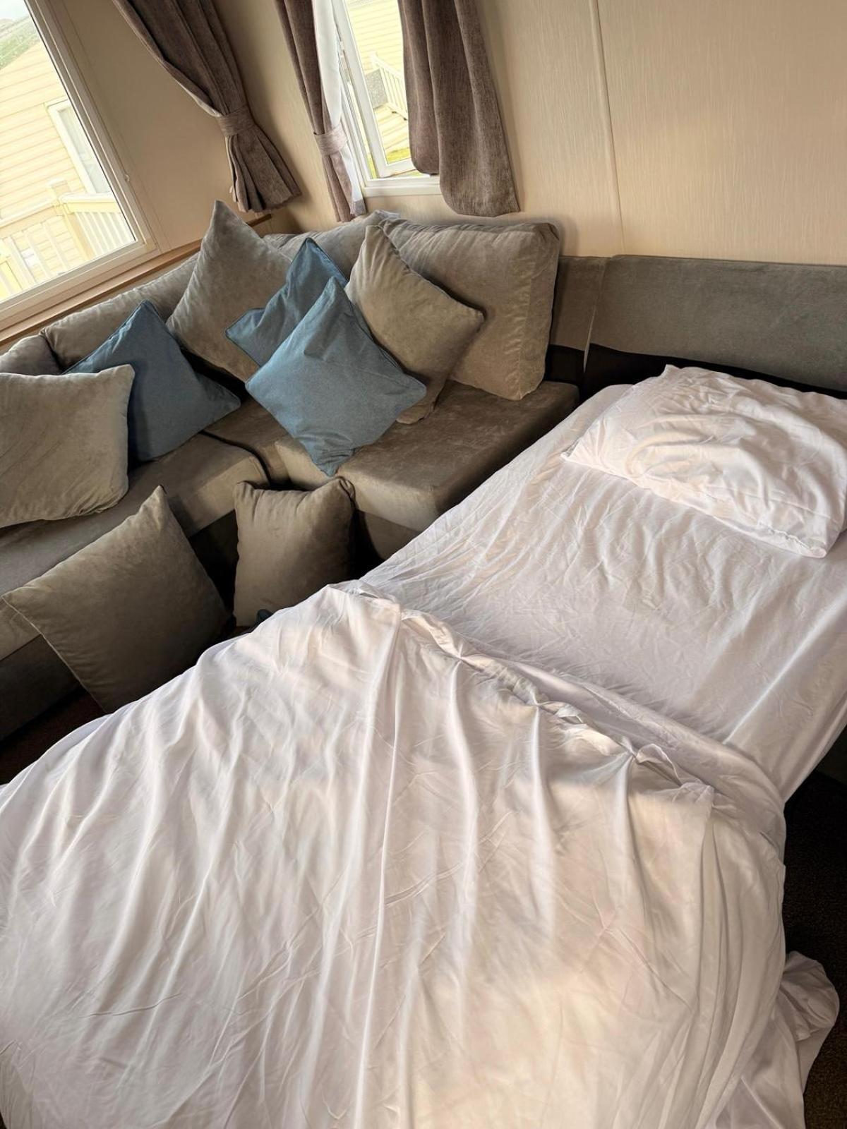 Sea Bliss Beachfront Caravan, 2 Bed King Ensuite, Sleeps 6, Wrap Decking, Crimdon Dene