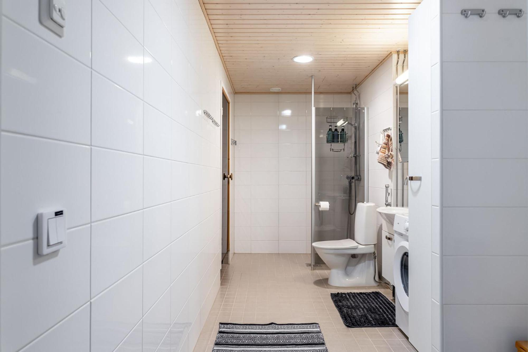 1BR Apartment with Sauna, Balcony & Free Parking