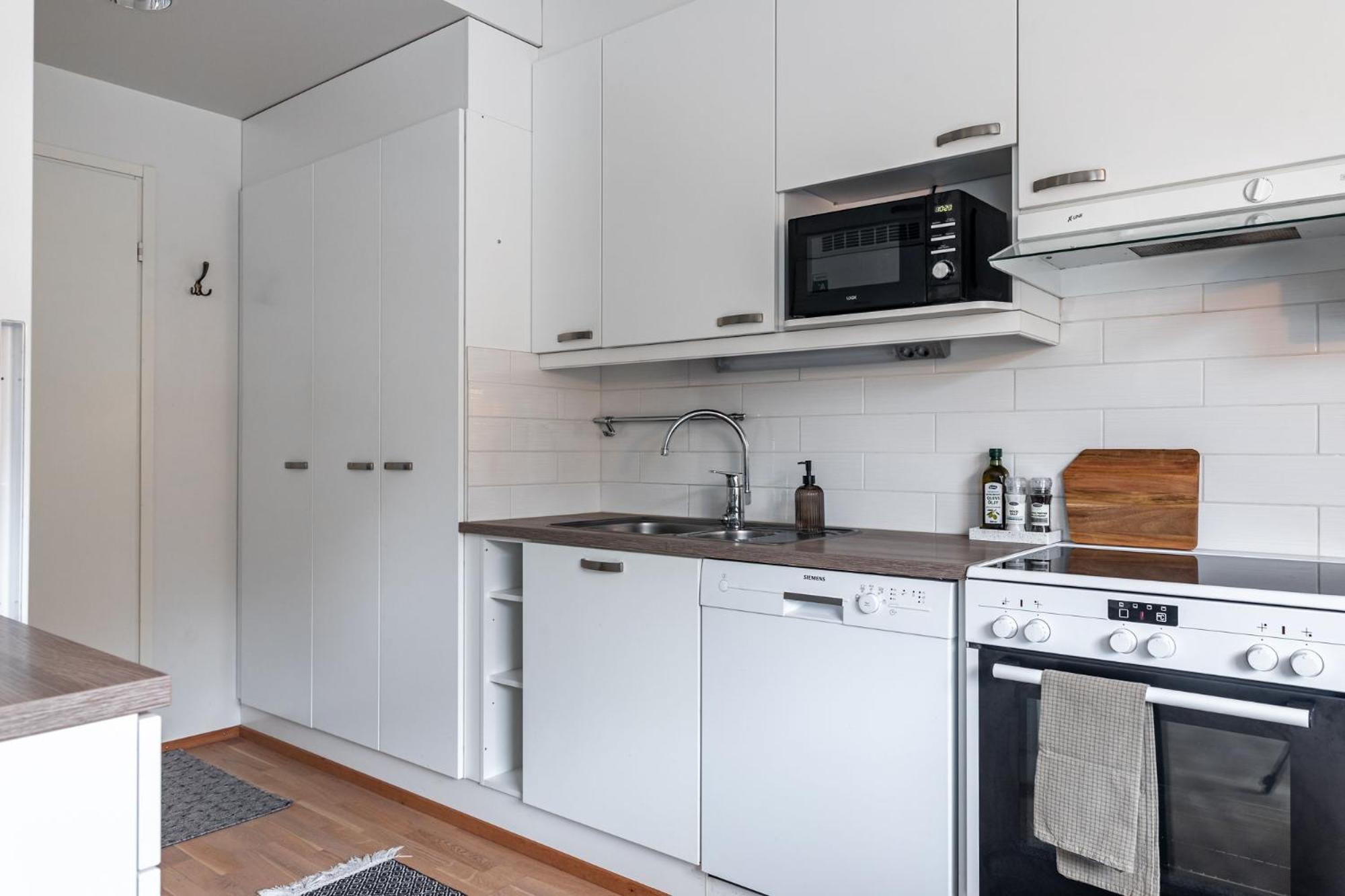 1BR Apartment with Sauna, Balcony & Free Parking