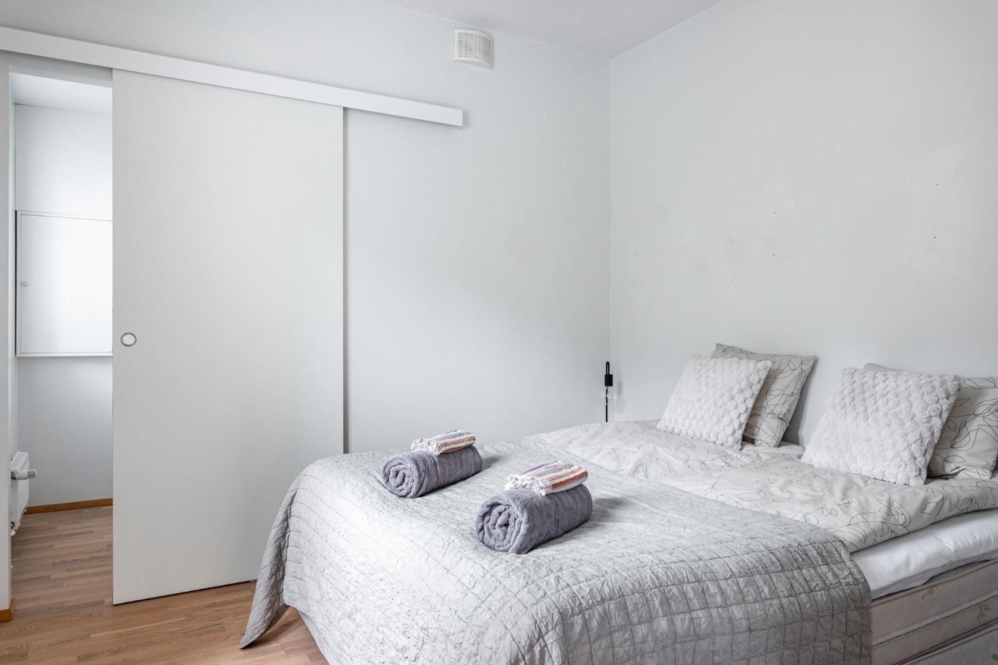 1BR Apartment with Sauna, Balcony & Free Parking