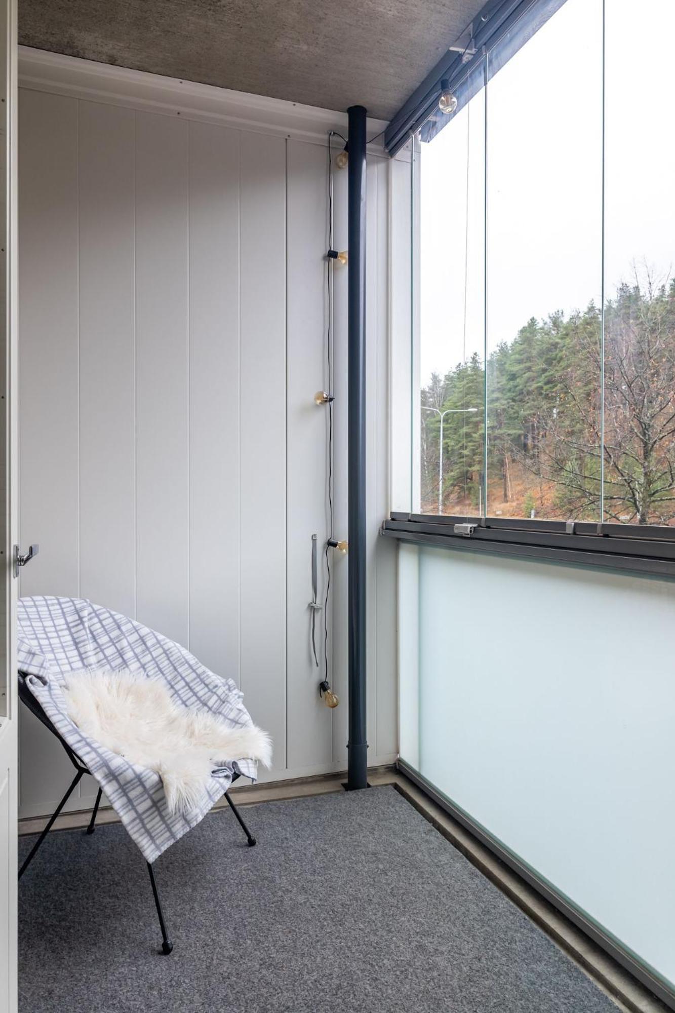 1BR Apartment with Sauna, Balcony & Free Parking
