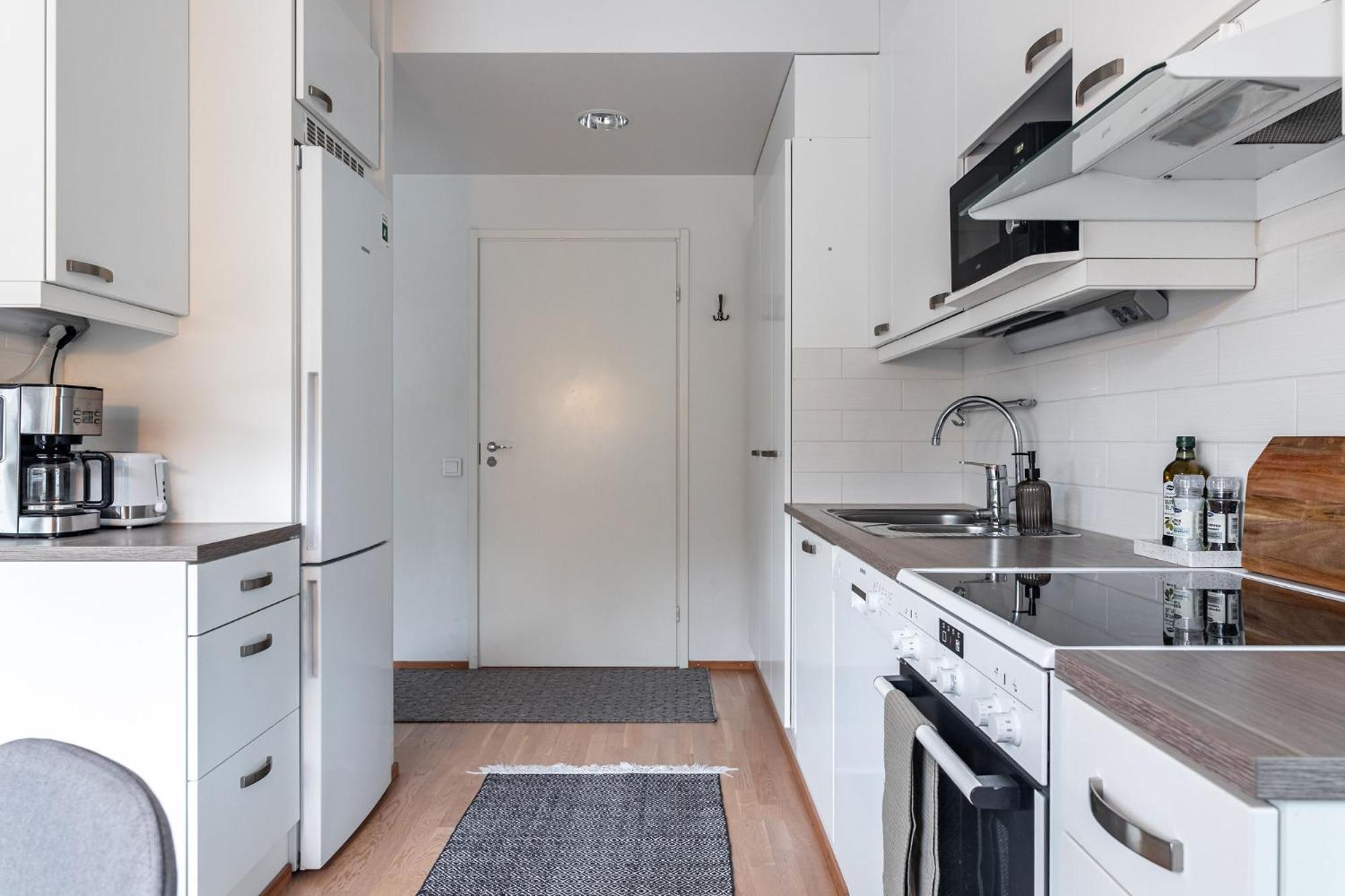 1BR Apartment with Sauna, Balcony & Free Parking