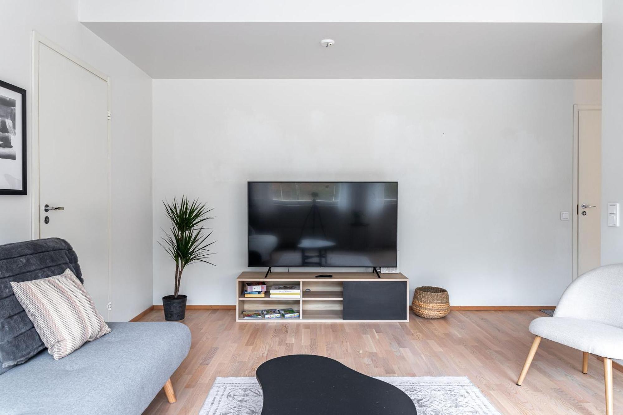 1BR Apartment with Sauna, Balcony & Free Parking