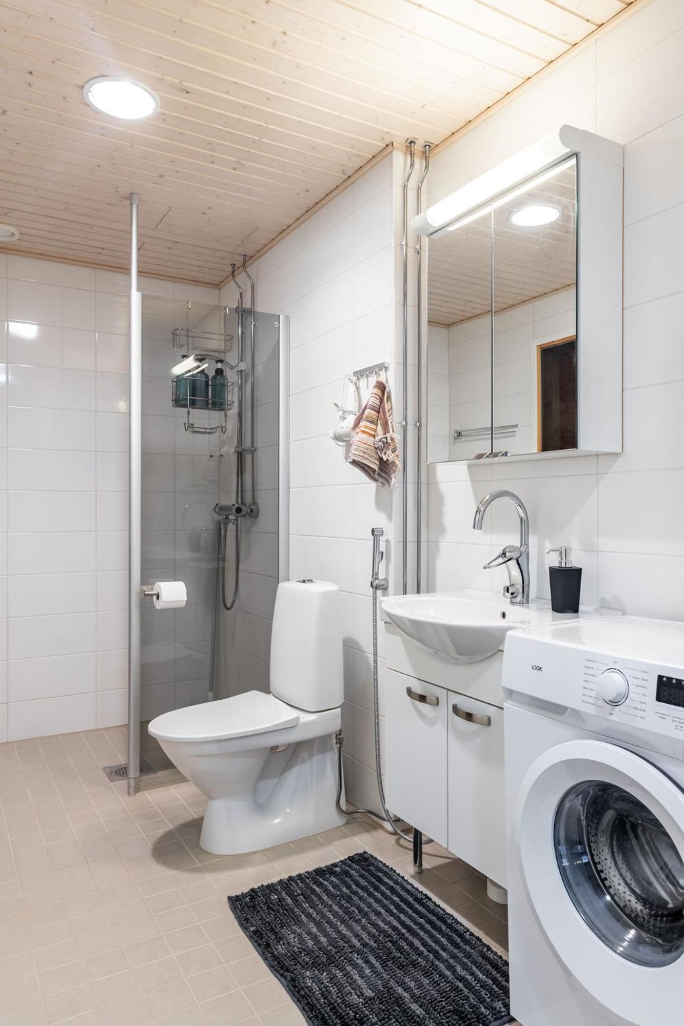 1BR Apartment with Sauna, Balcony & Free Parking