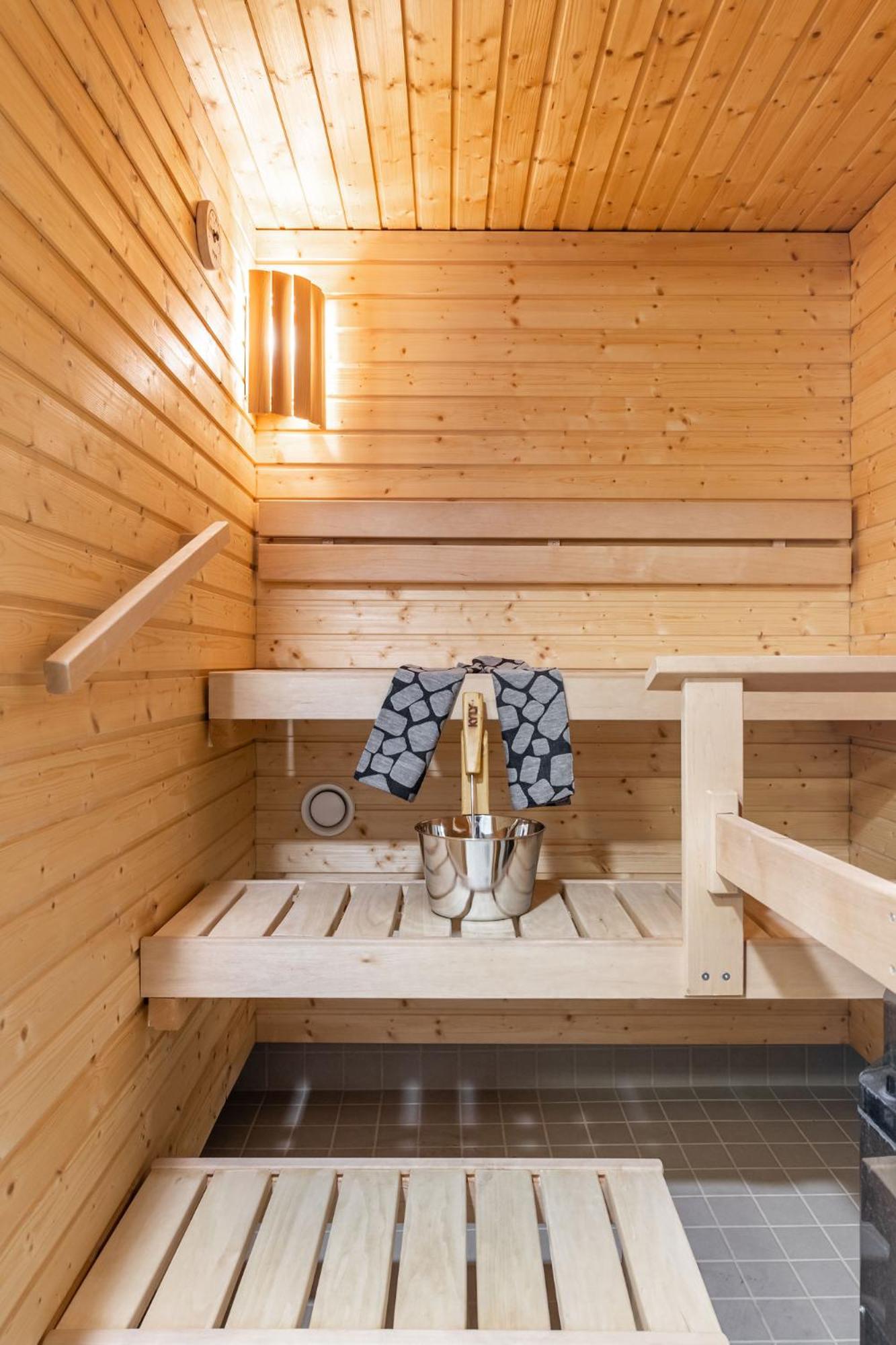 1BR Apartment with Sauna, Balcony & Free Parking