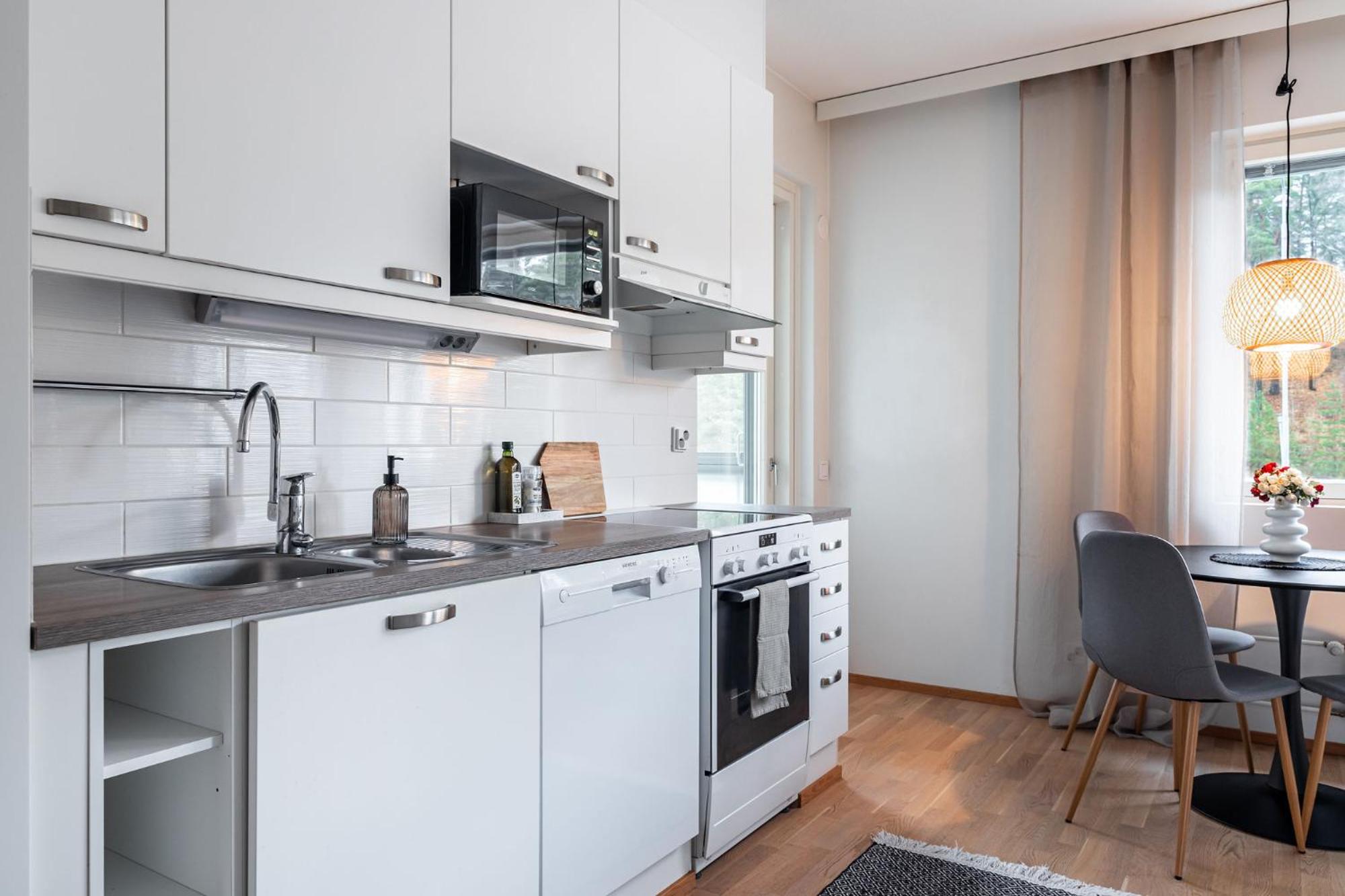 1BR Apartment with Sauna, Balcony & Free Parking