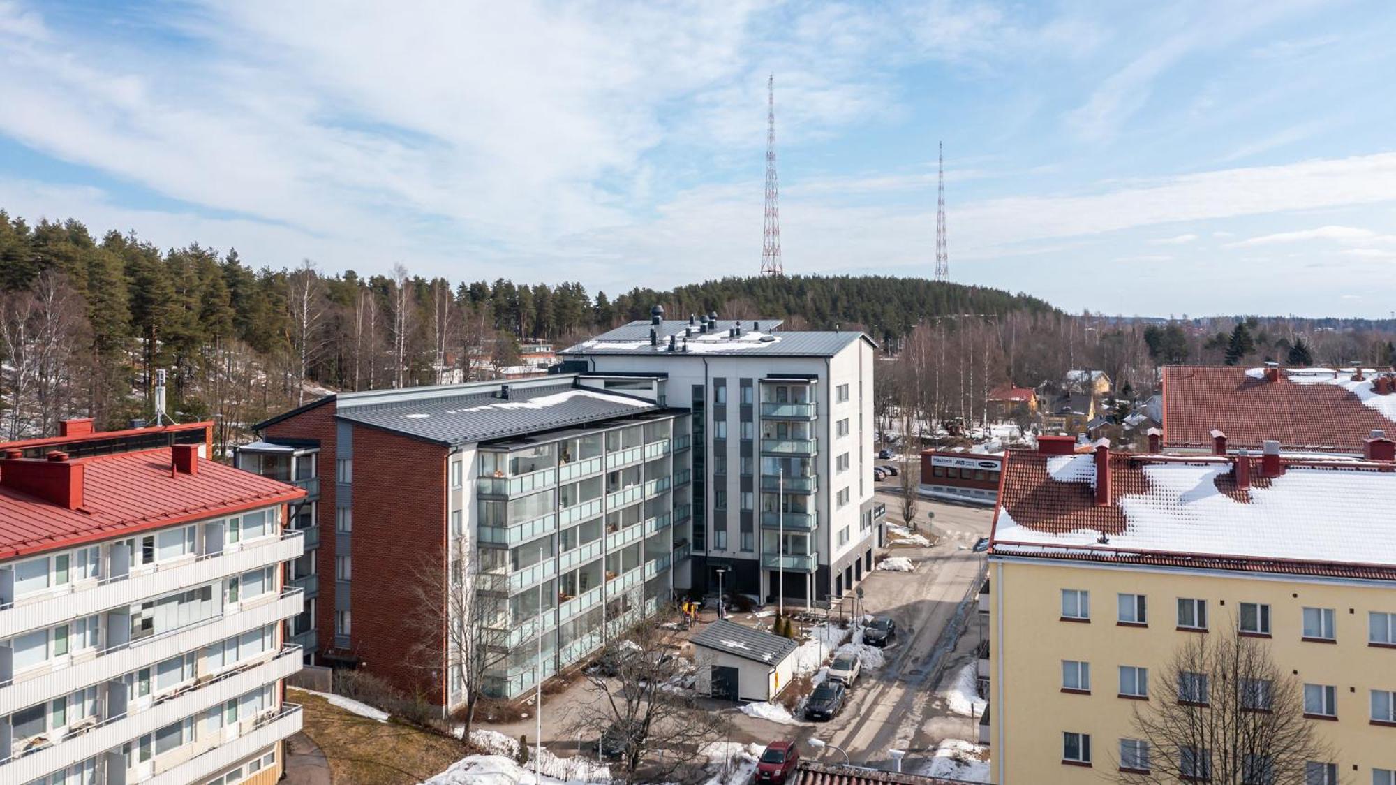 1BR Apartment with Sauna, Balcony & Free Parking