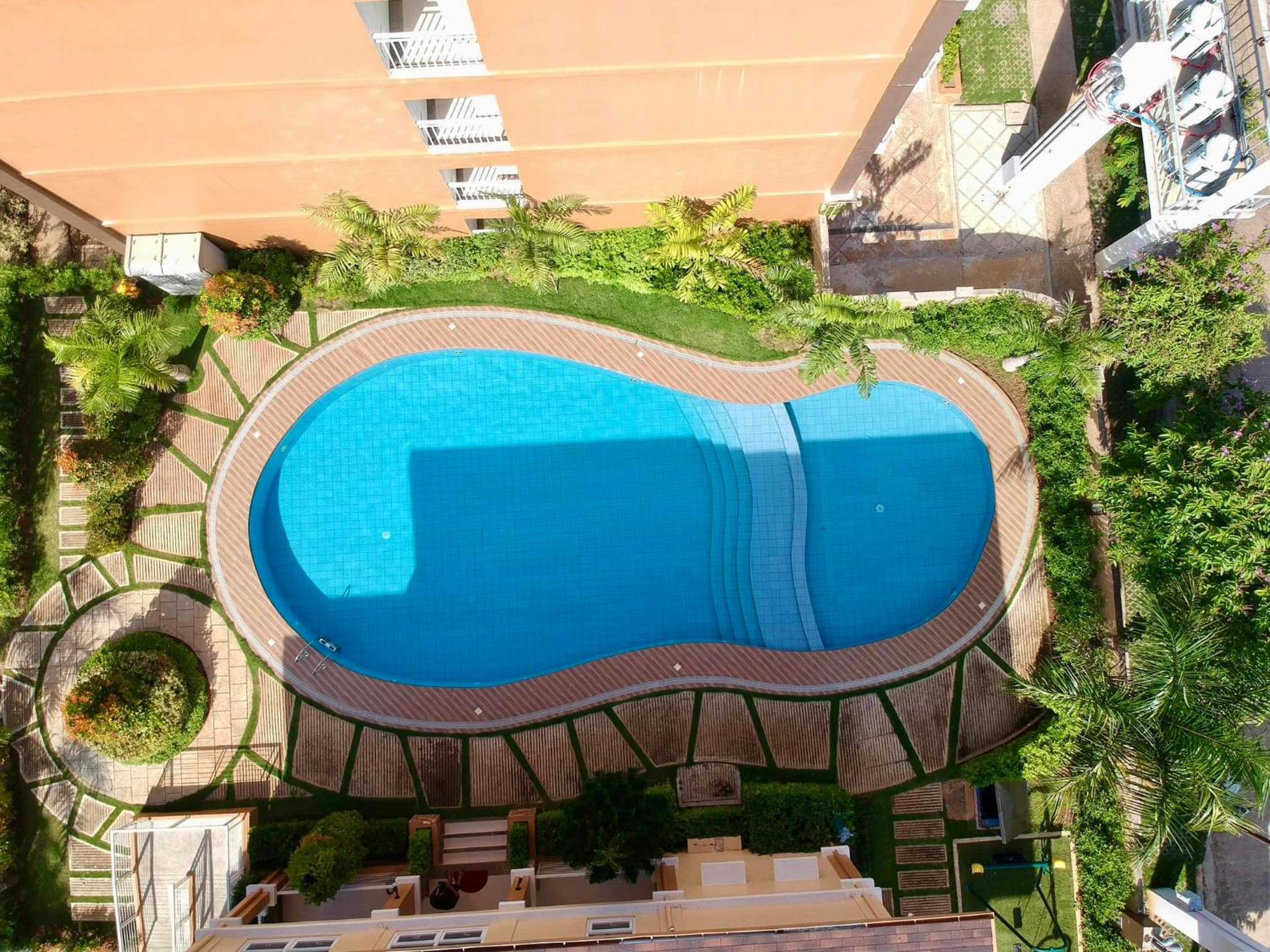 Stylish Condo Studio, Neflix, Pool, Balcony and near Airport