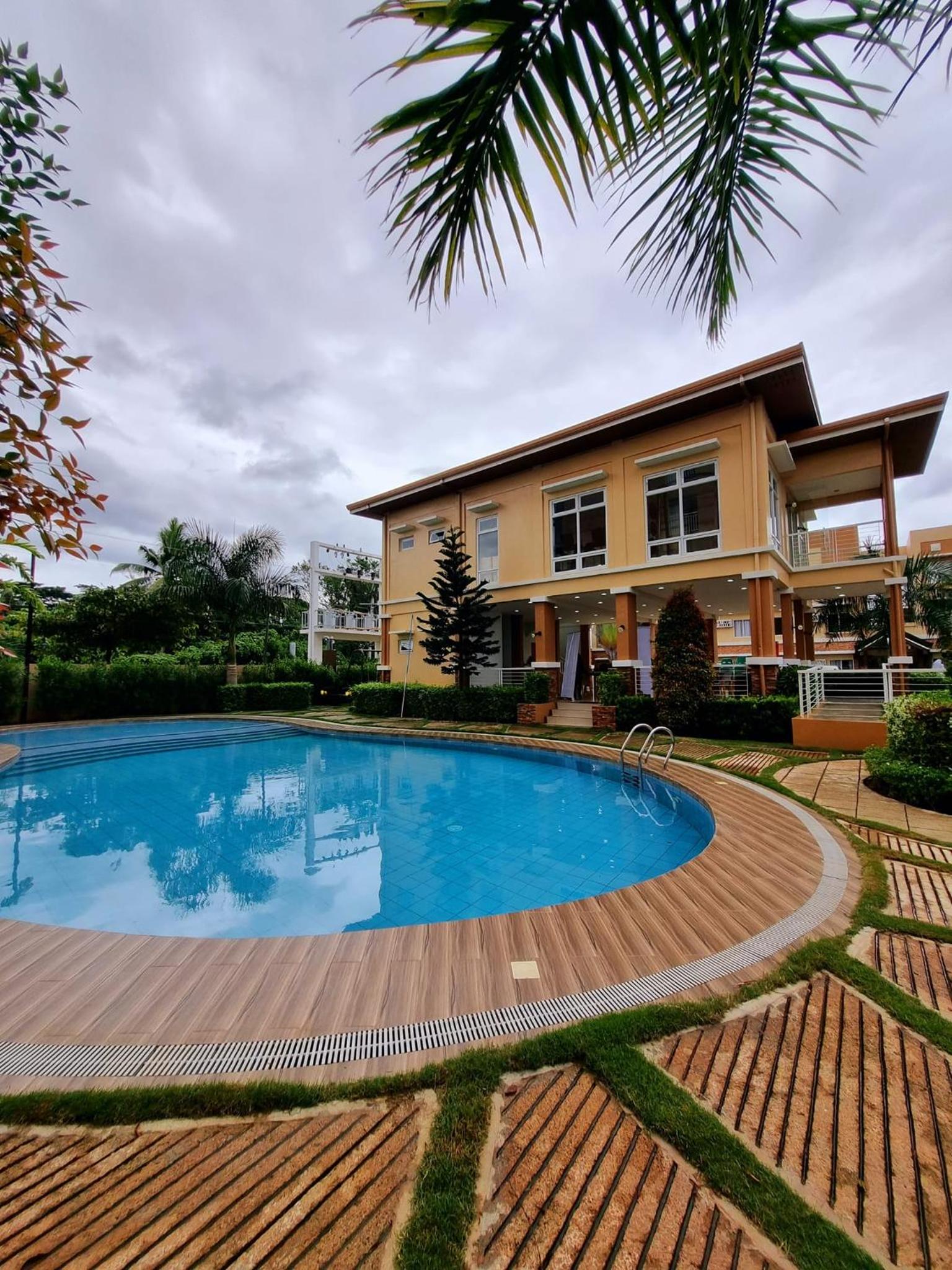 Stylish Condo Studio, Neflix, Pool, Balcony and near Airport