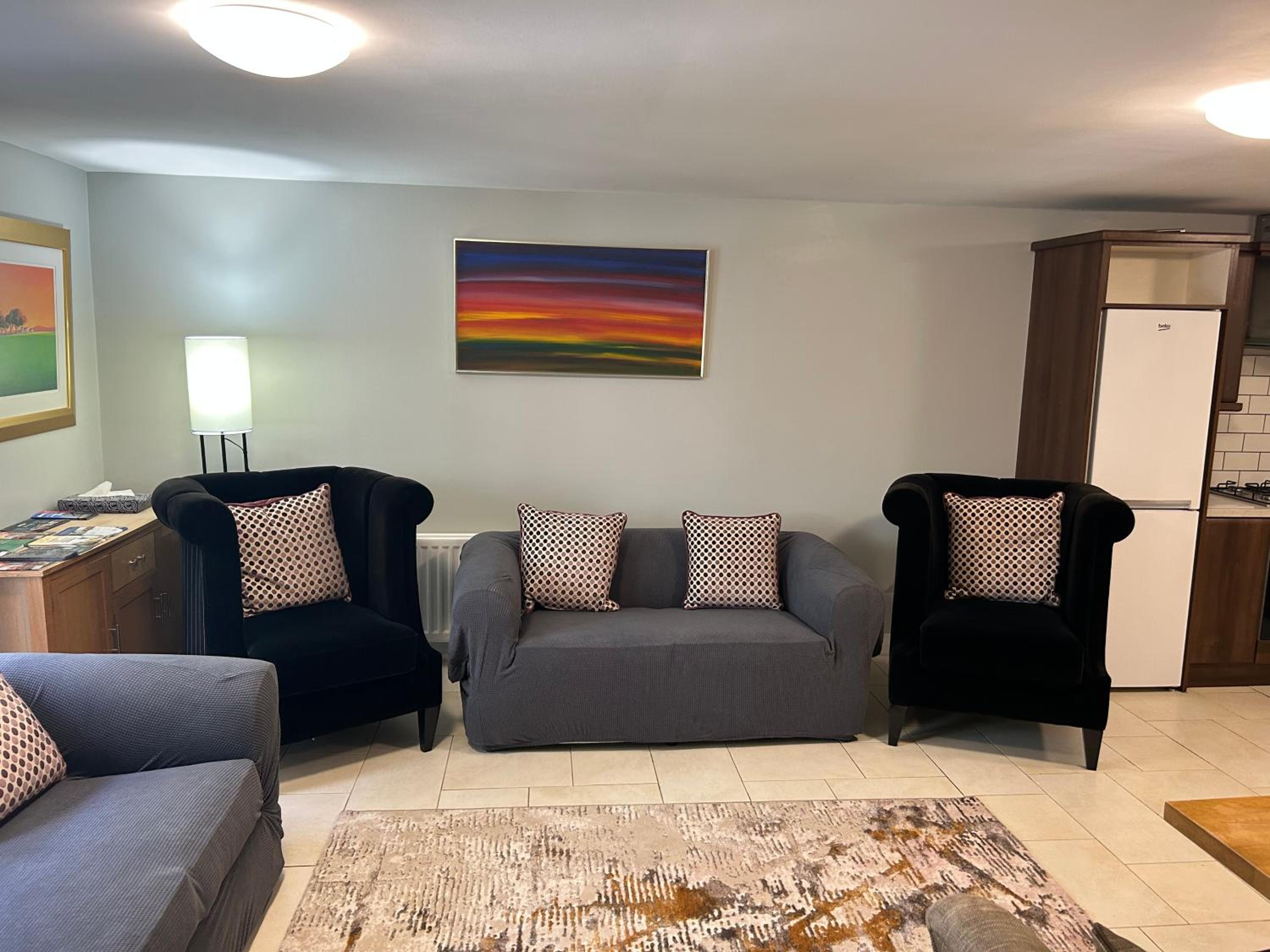 New 4 stars Large prime city center 2 bed 2 bath duplex apartment with free secure parking