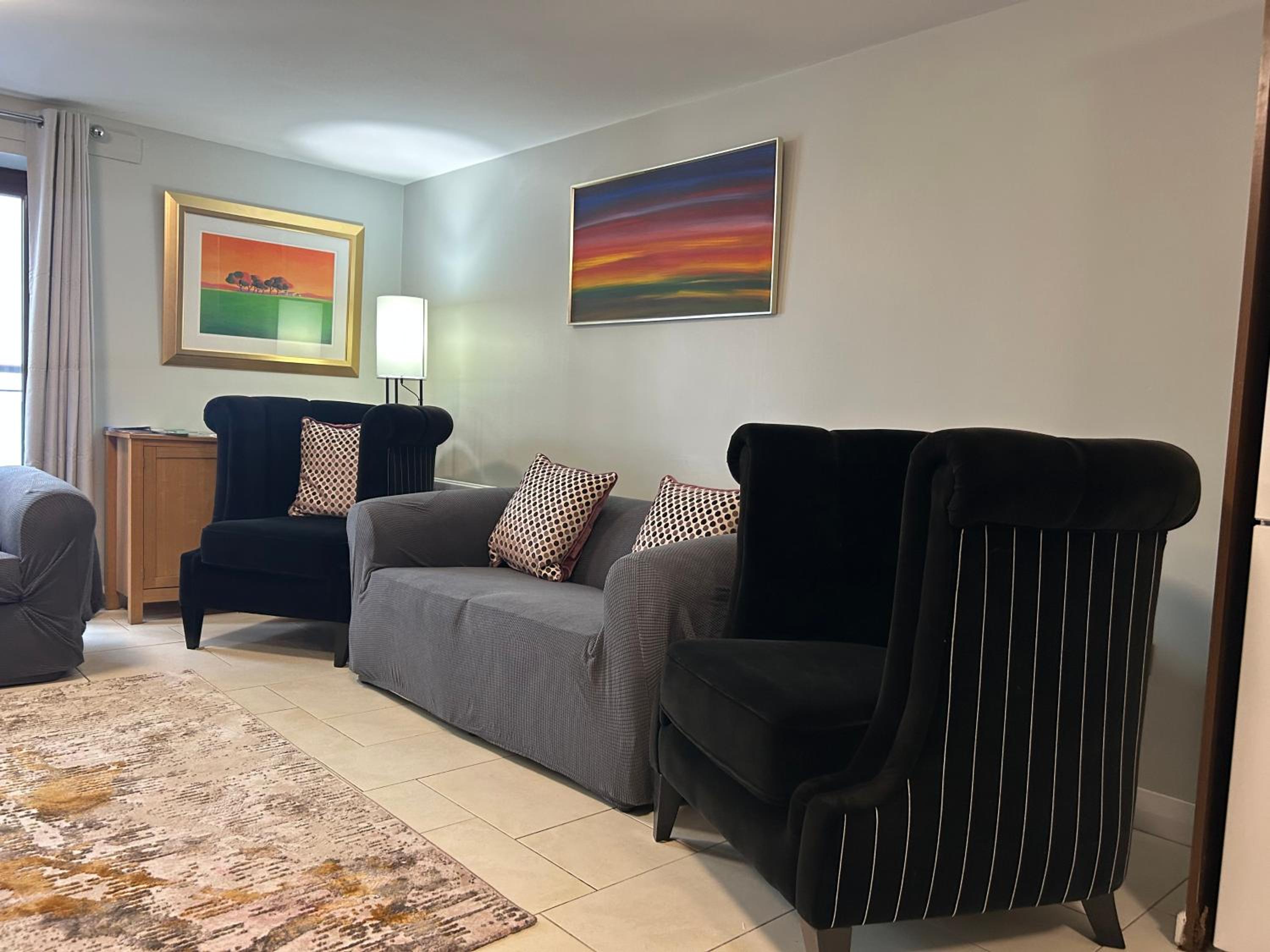 New 4 stars Large prime city center 2 bed 2 bath duplex apartment with free secure parking
