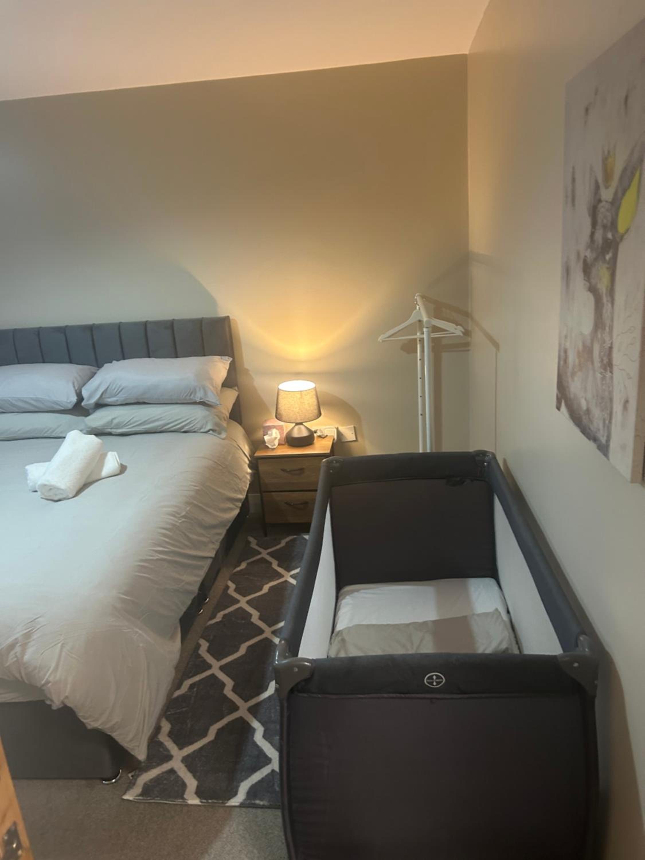 New 4 stars Large prime city center 2 bed 2 bath duplex apartment with free secure parking