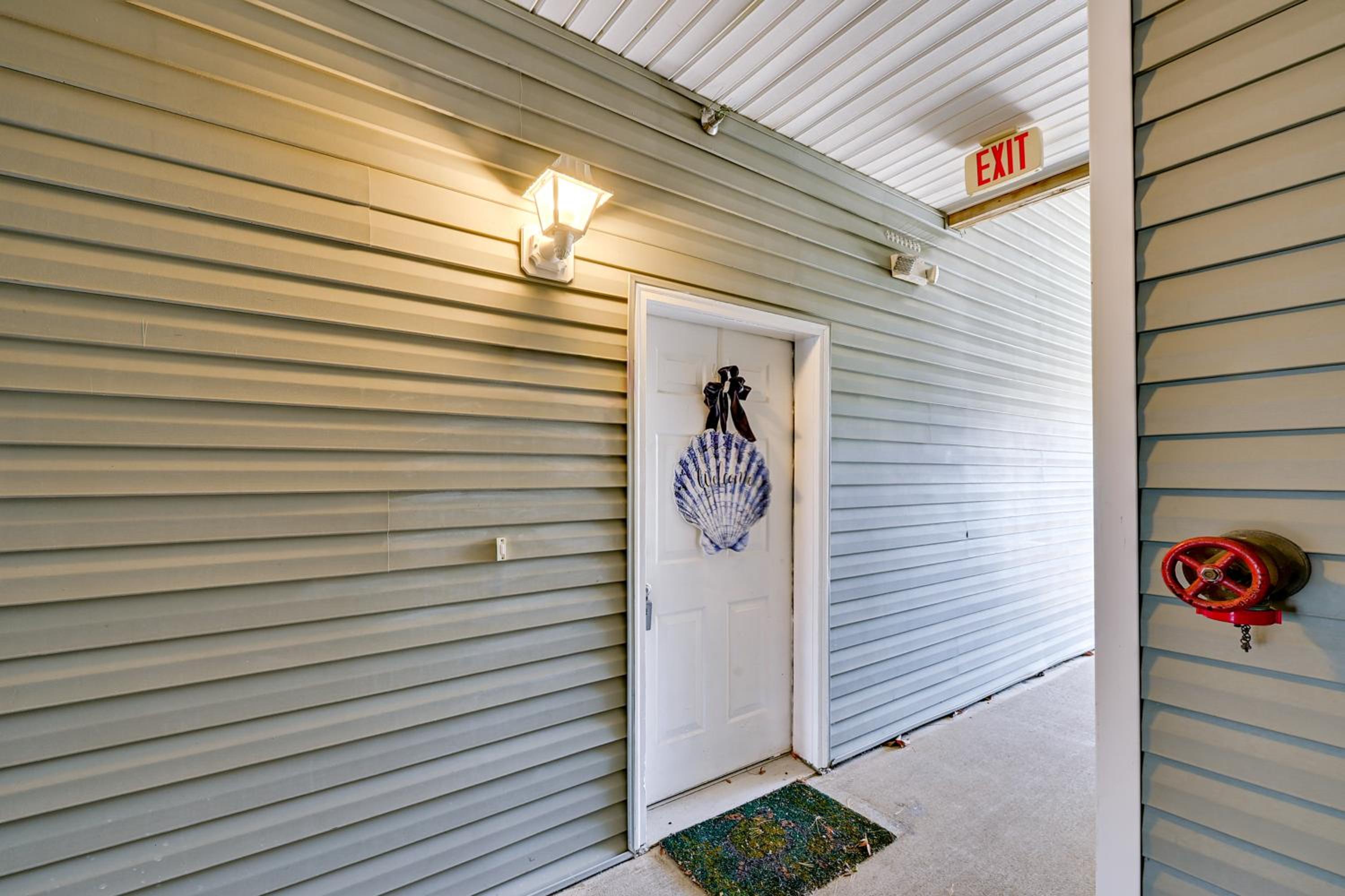 Pool Access and Easy Beach Days! Lewes Unit with Patio