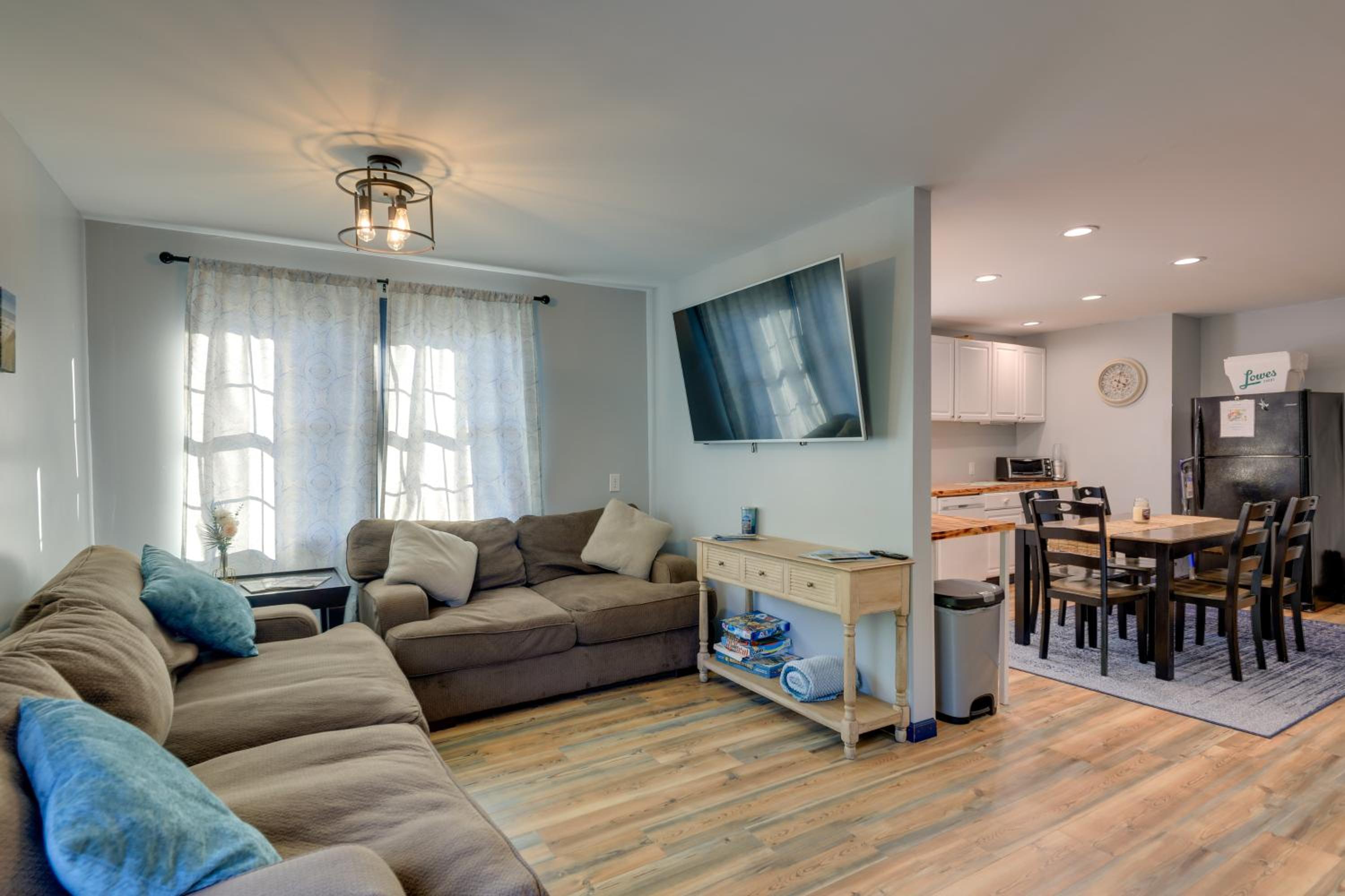 Walk to Fishing Pier, Newport Home with Deck!