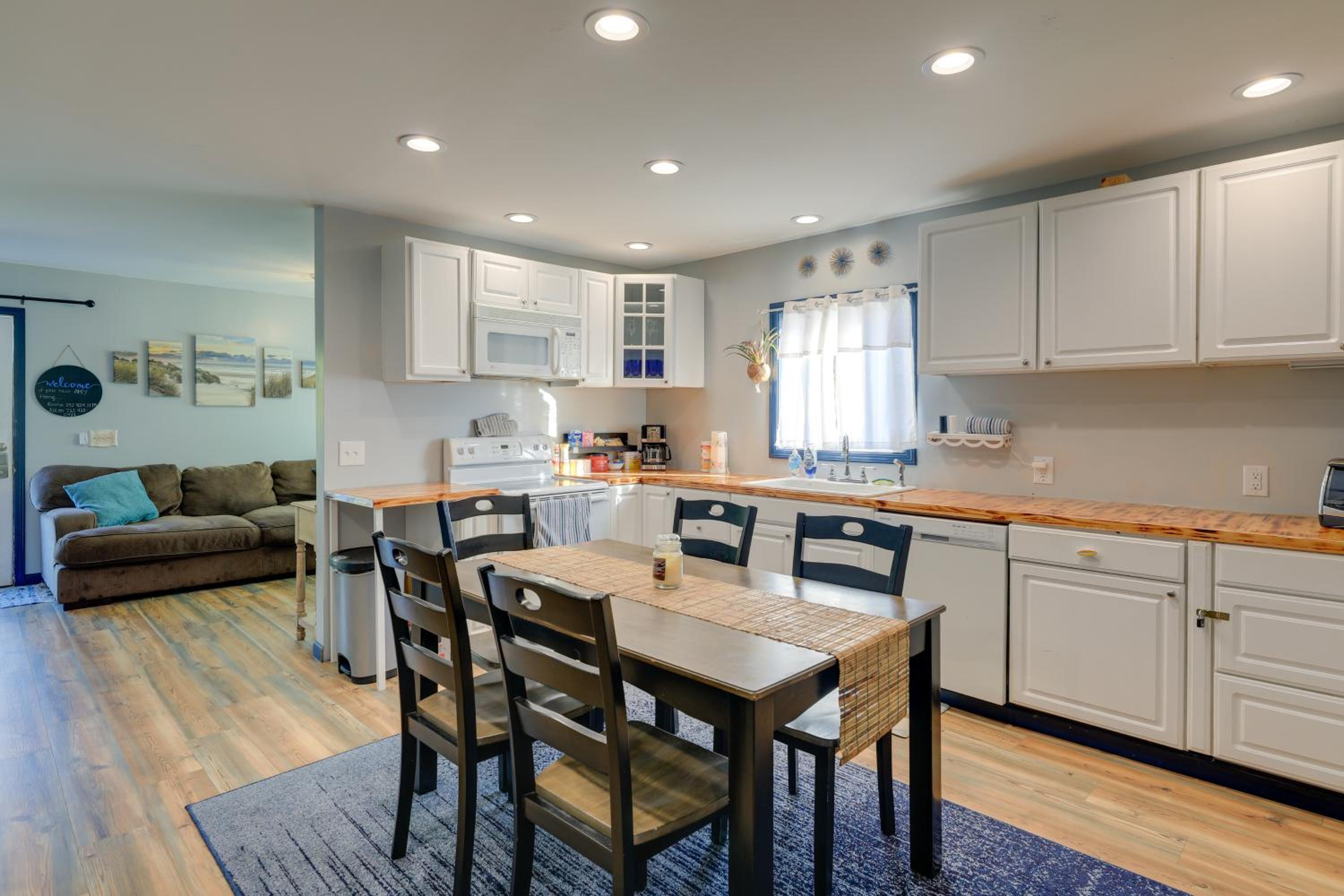 Walk to Fishing Pier, Newport Home with Deck!