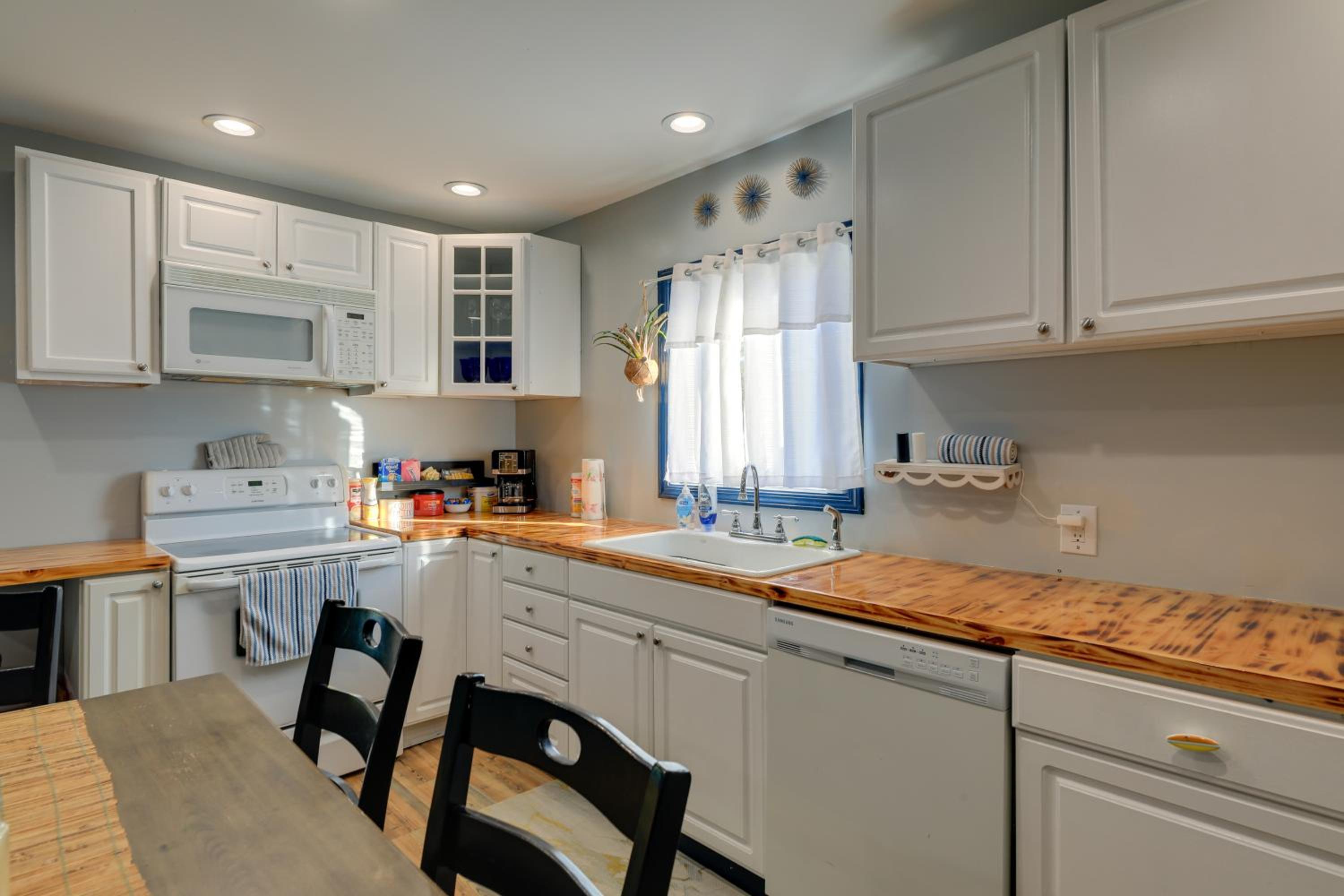 Walk to Fishing Pier, Newport Home with Deck!