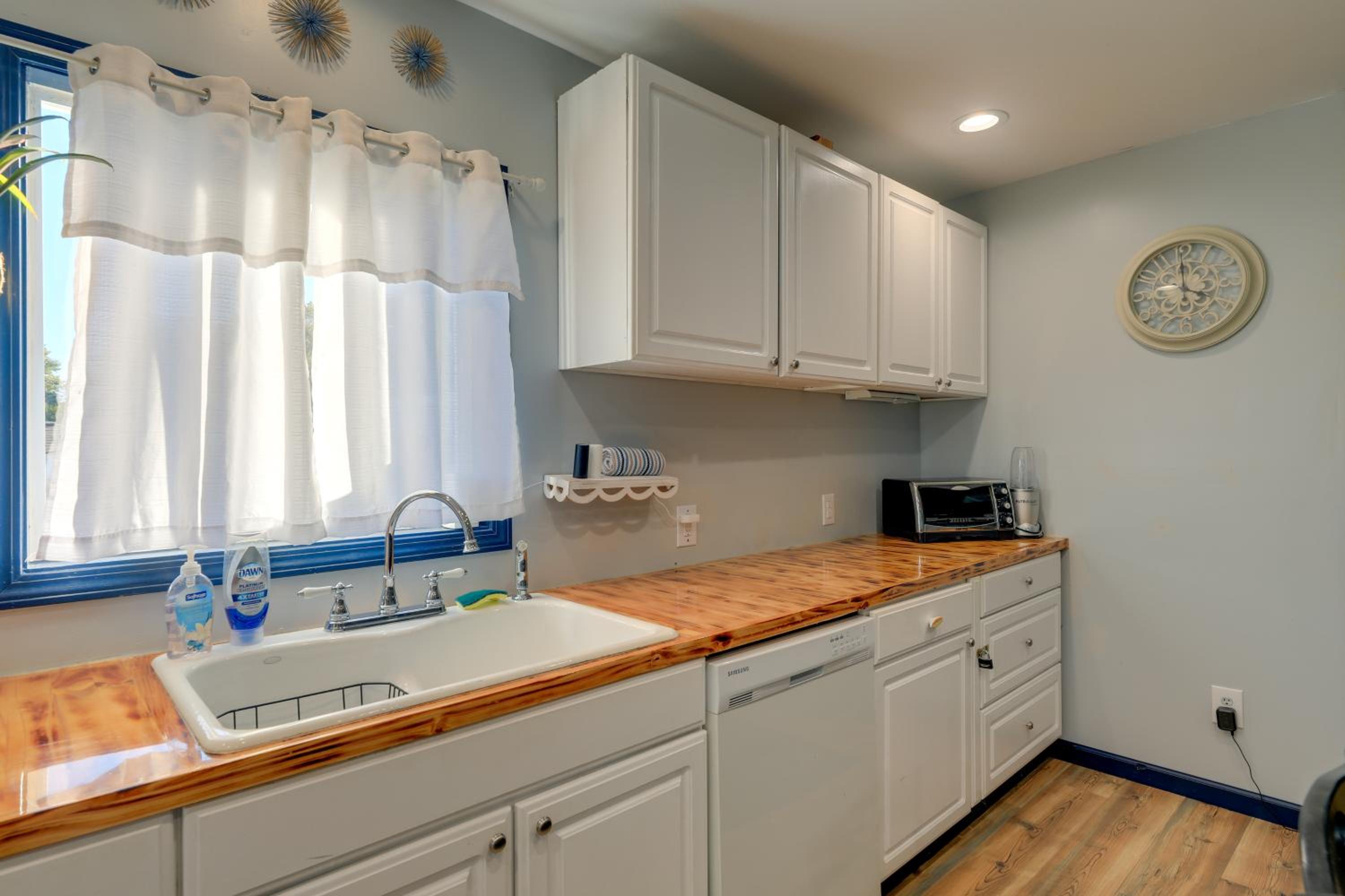 Walk to Fishing Pier, Newport Home with Deck!