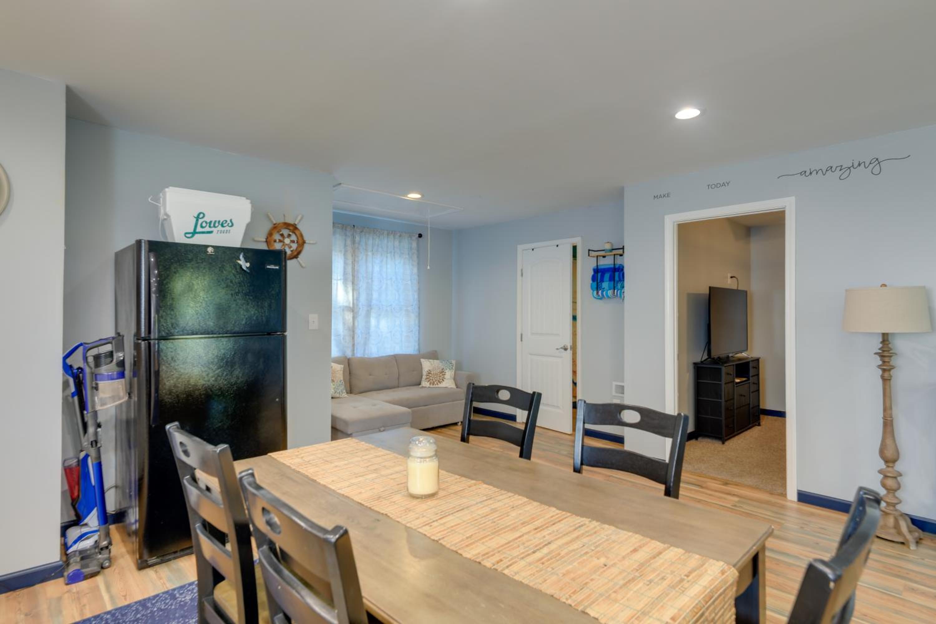 Walk to Fishing Pier, Newport Home with Deck!