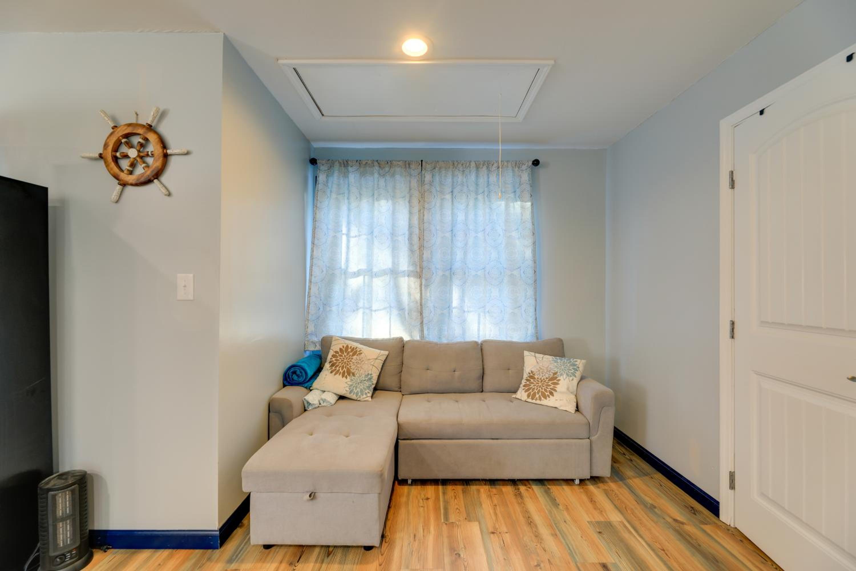 Walk to Fishing Pier, Newport Home with Deck!