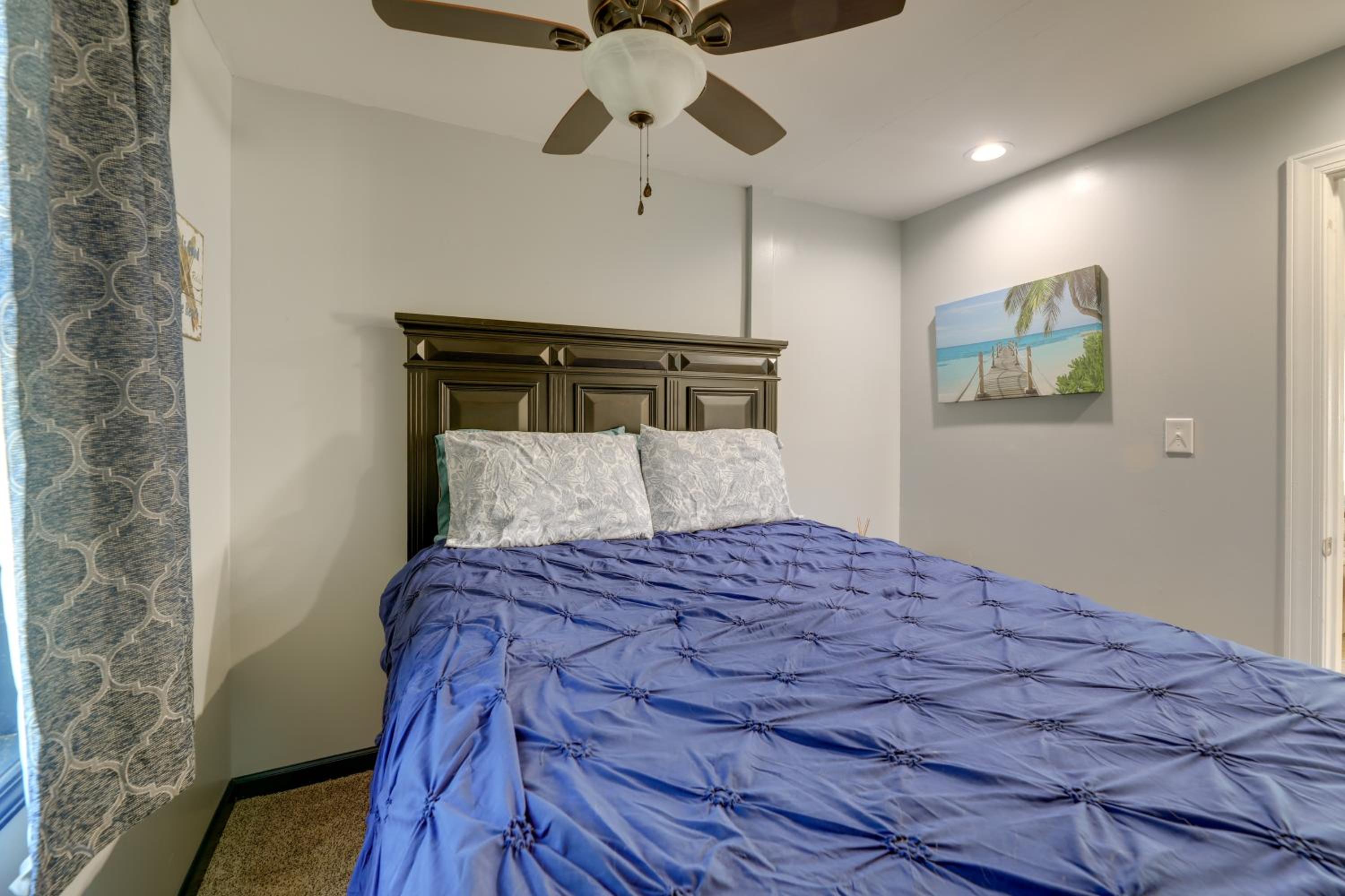 Walk to Fishing Pier, Newport Home with Deck!