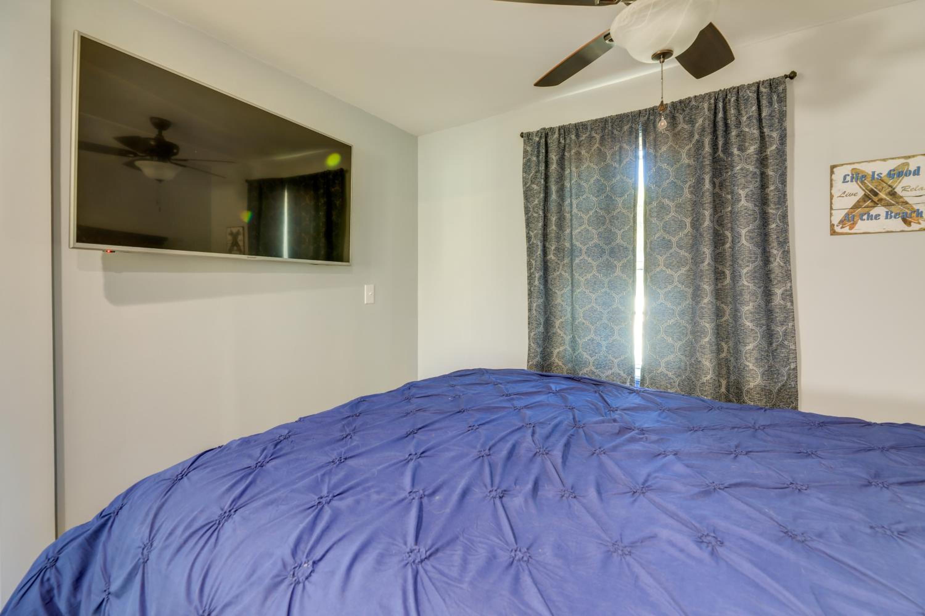 Walk to Fishing Pier, Newport Home with Deck!
