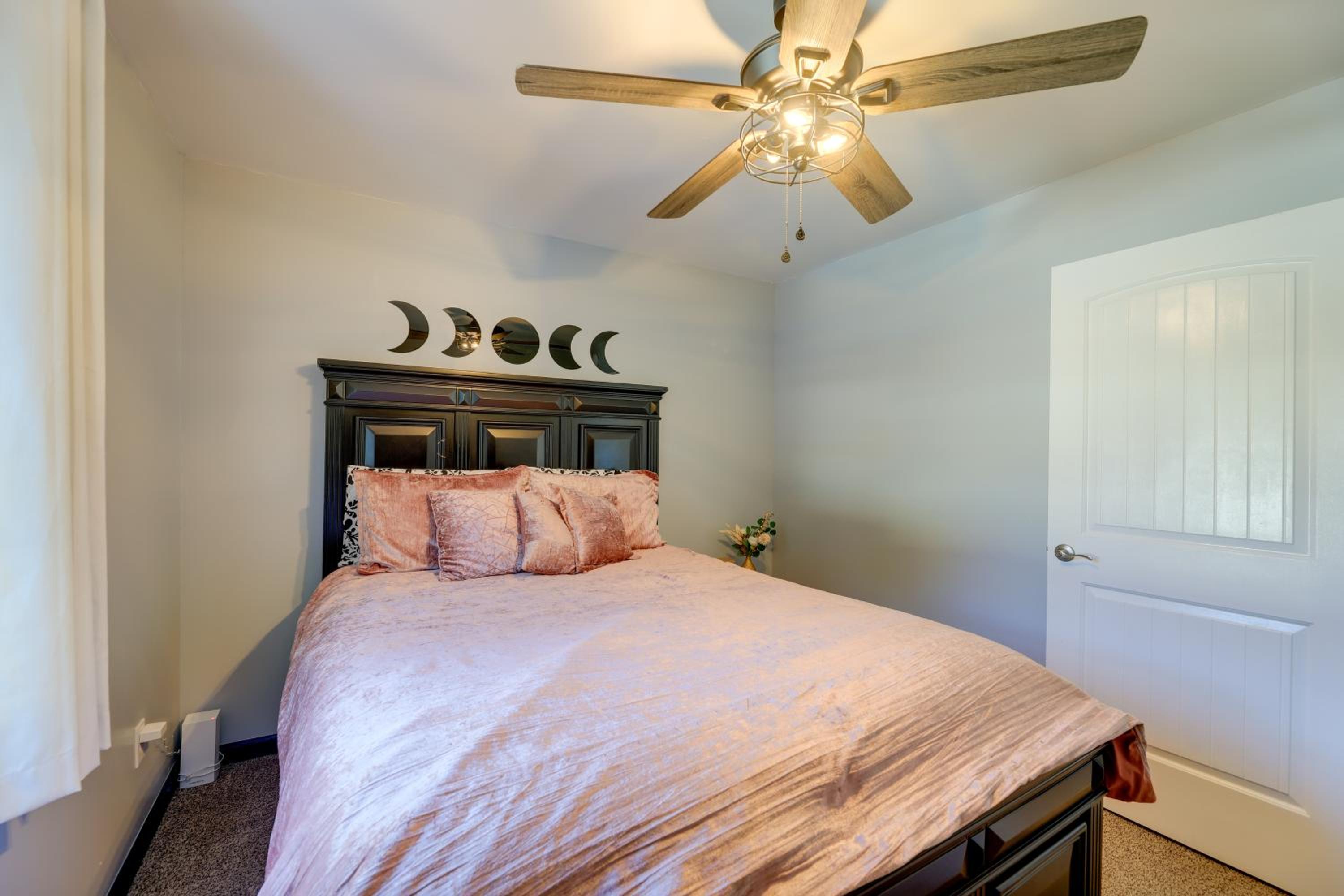 Walk to Fishing Pier, Newport Home with Deck!