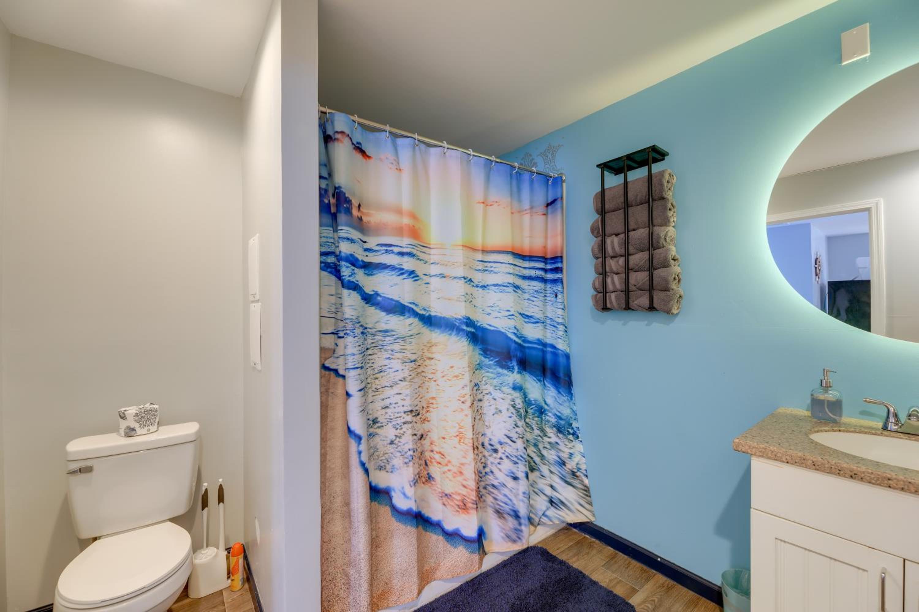 Walk to Fishing Pier, Newport Home with Deck!